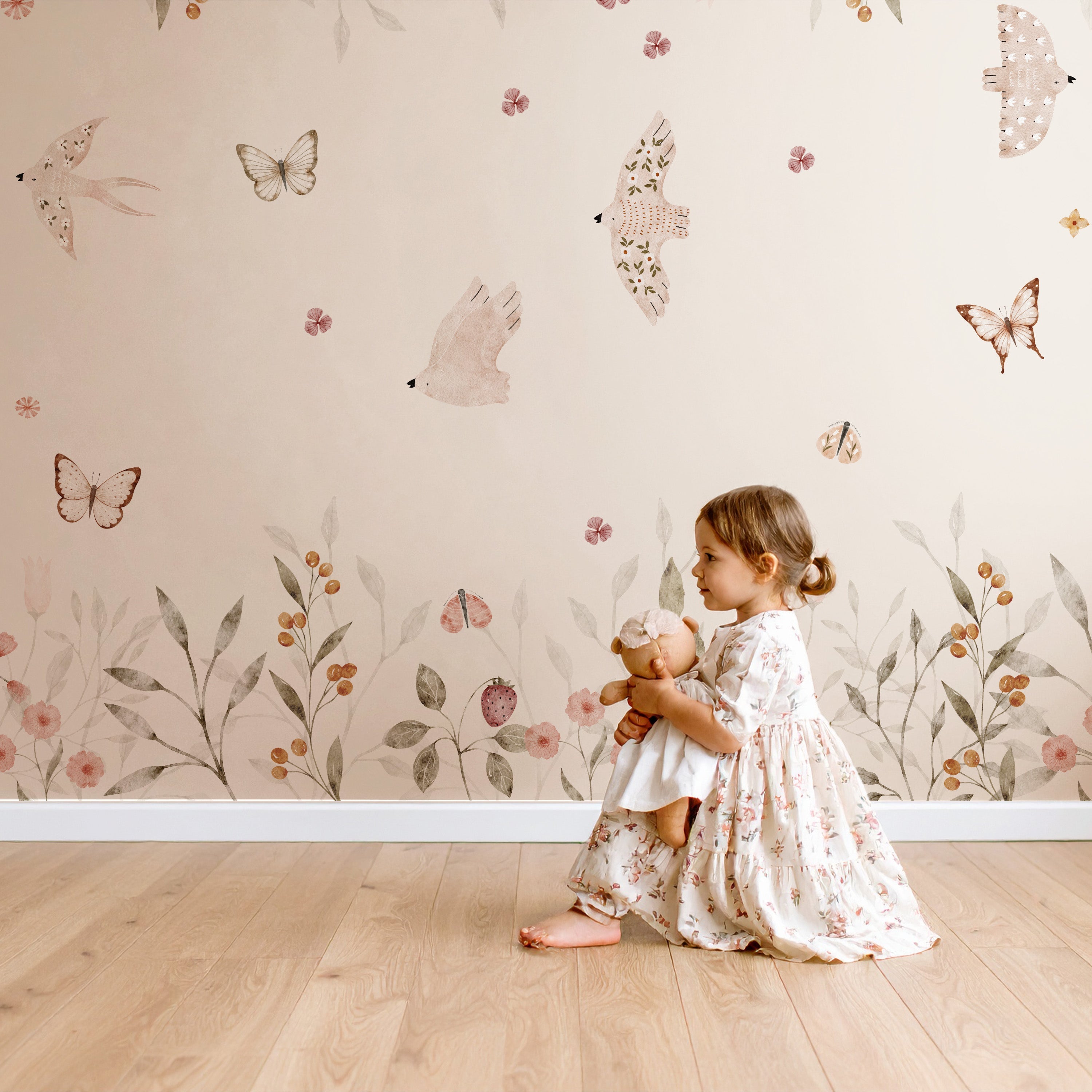 Collagebehang met bloemen, vogels en vlinders in zachte tinten, dromerige kinderkamer met meisje en pop.