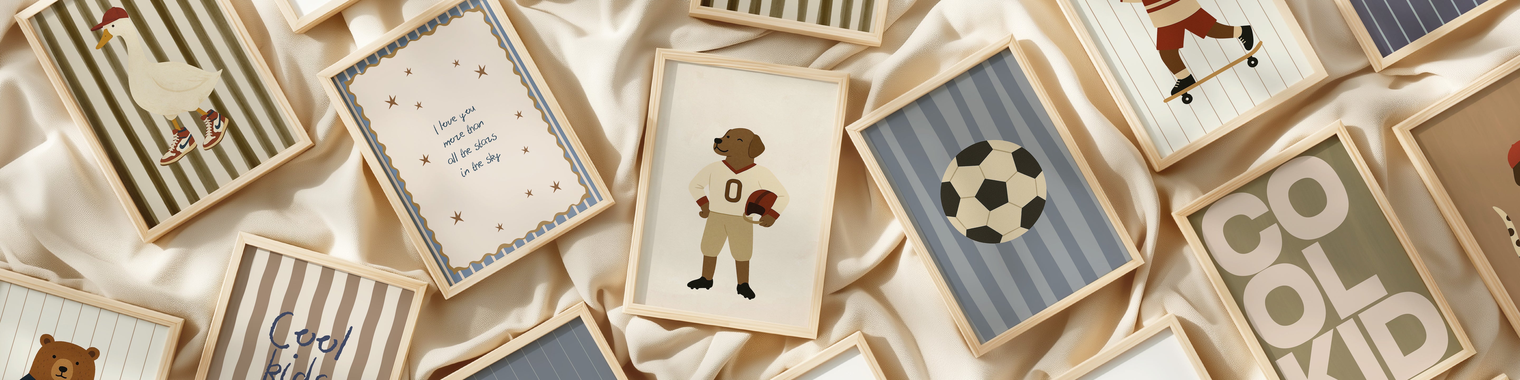 Retro tekstposters met speelse typografie en zachte kleuren, ingelijst en perfect voor een stijlvolle kinderkamer.