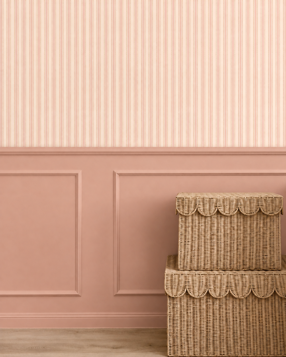 meisjeskamer met lambrisering en dotted stripes behang en rotan manden