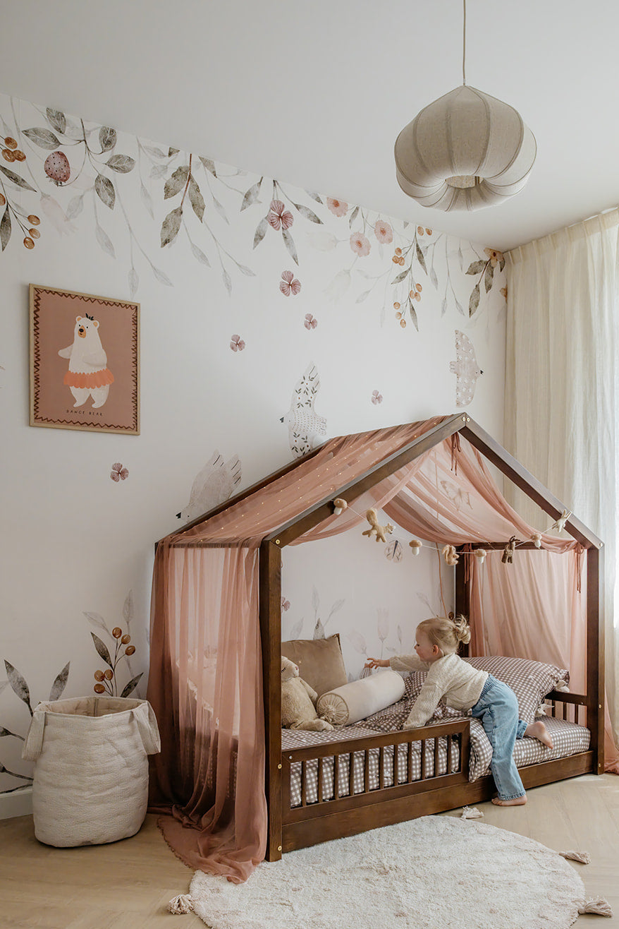 Spring Garden bloemenbehang met botanische print en poster ballerina beer in een sfeervolle kinderkamer.