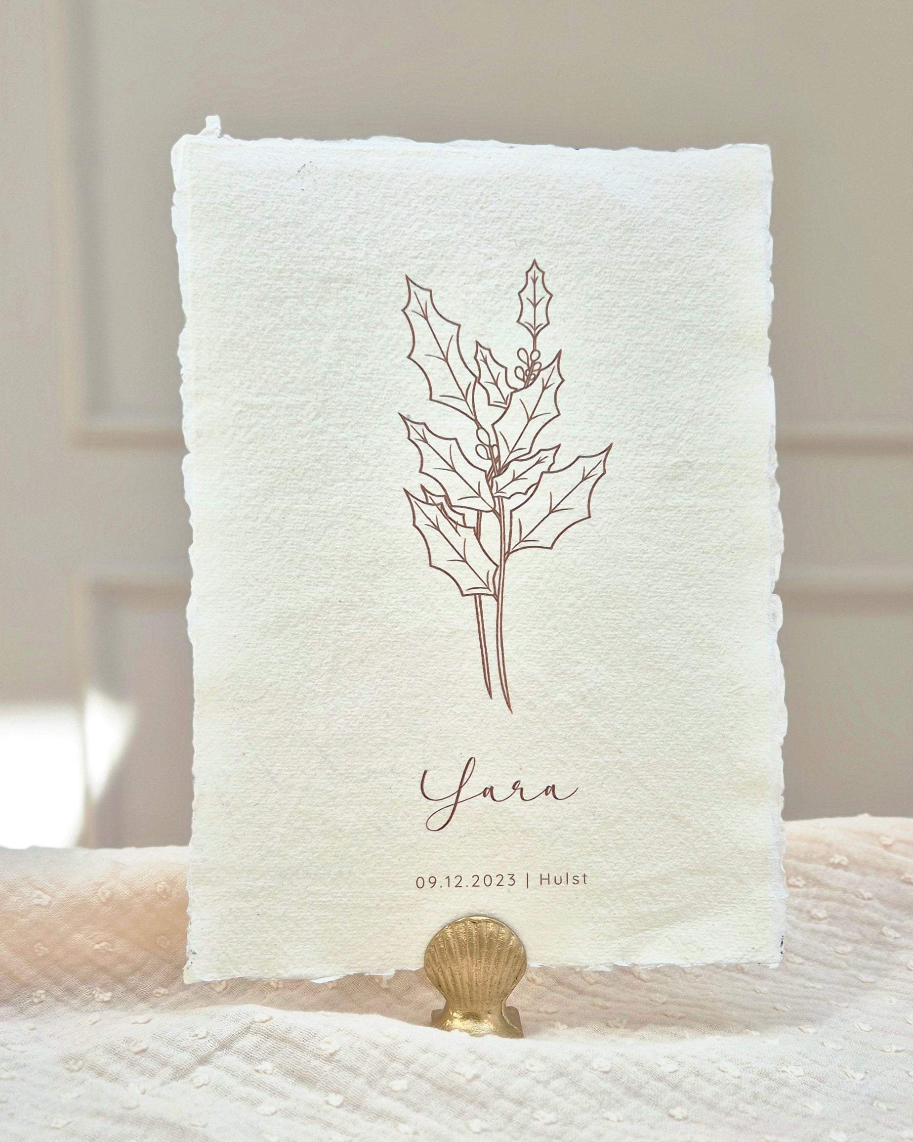 Geboortebloem december: hulst. Gepersonaliseerde geboorteprint met naam en datum op handgeschept papier. Warm en betekenisvol kraamcadeau.