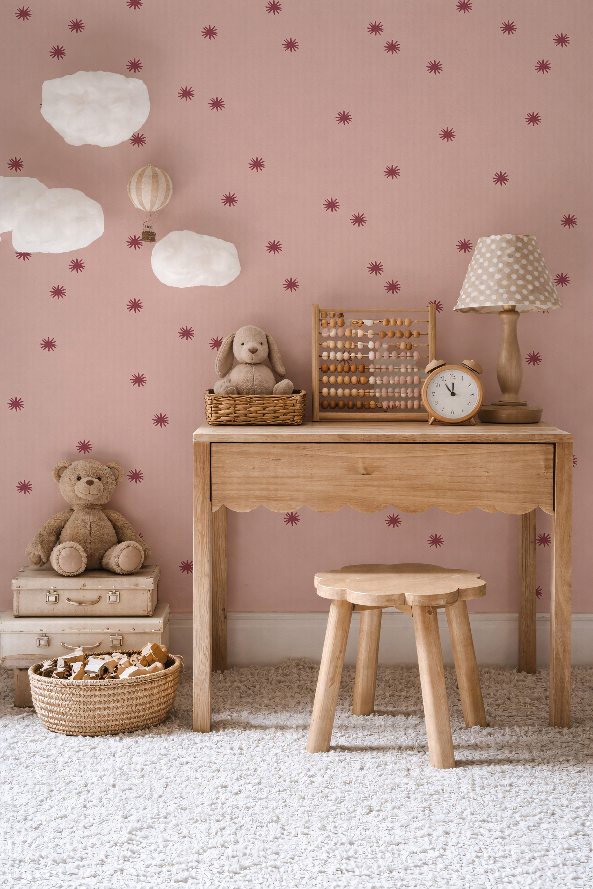 Kinderkamer met Tiny Stars berry blush sterrenbehang, houten kinderbureau en wolkendecoratie