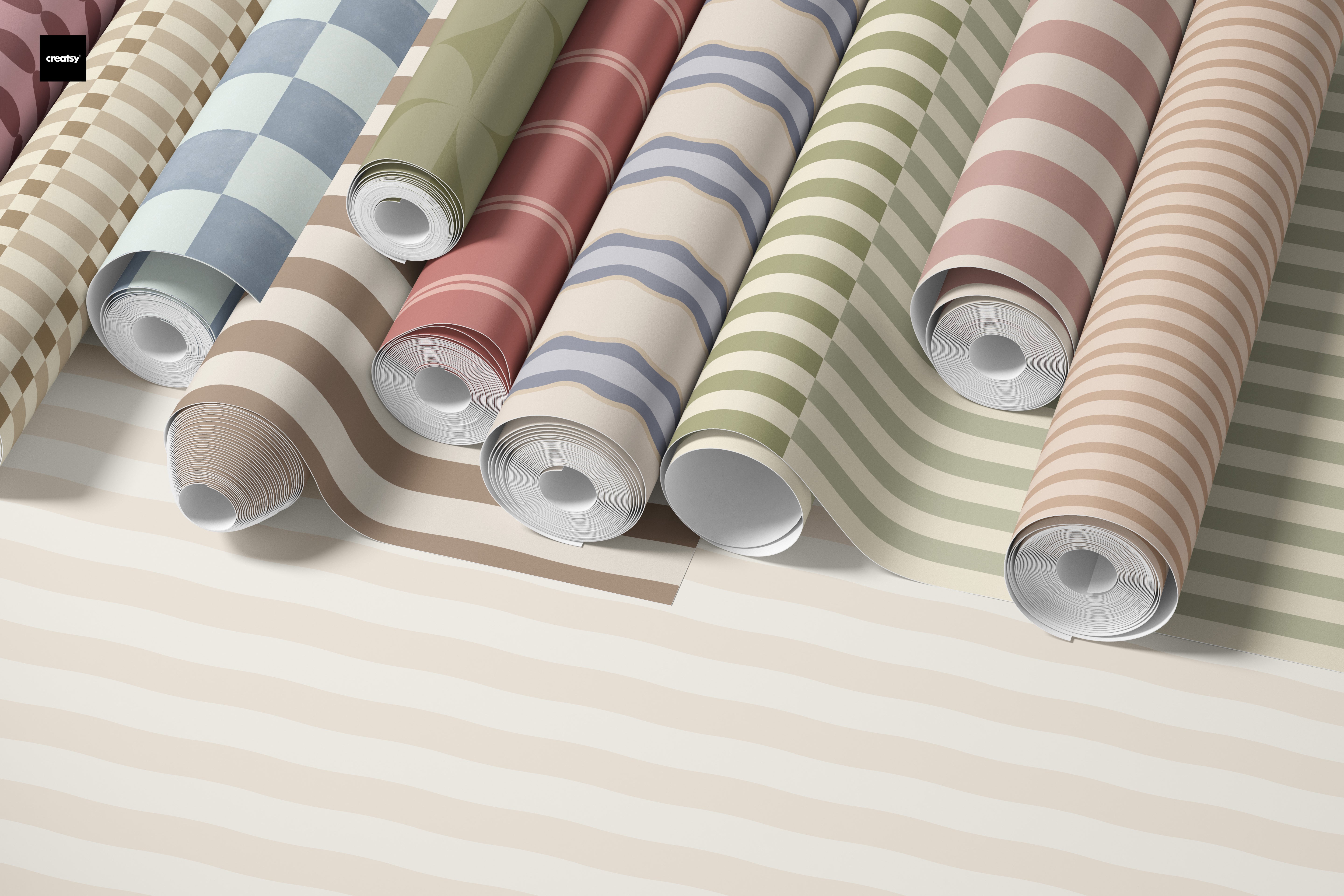 Opgerolde rollen kinderkamer behang met zachte strepen en patronen in rustige tinten zoals beige, groen, blauw en roze.