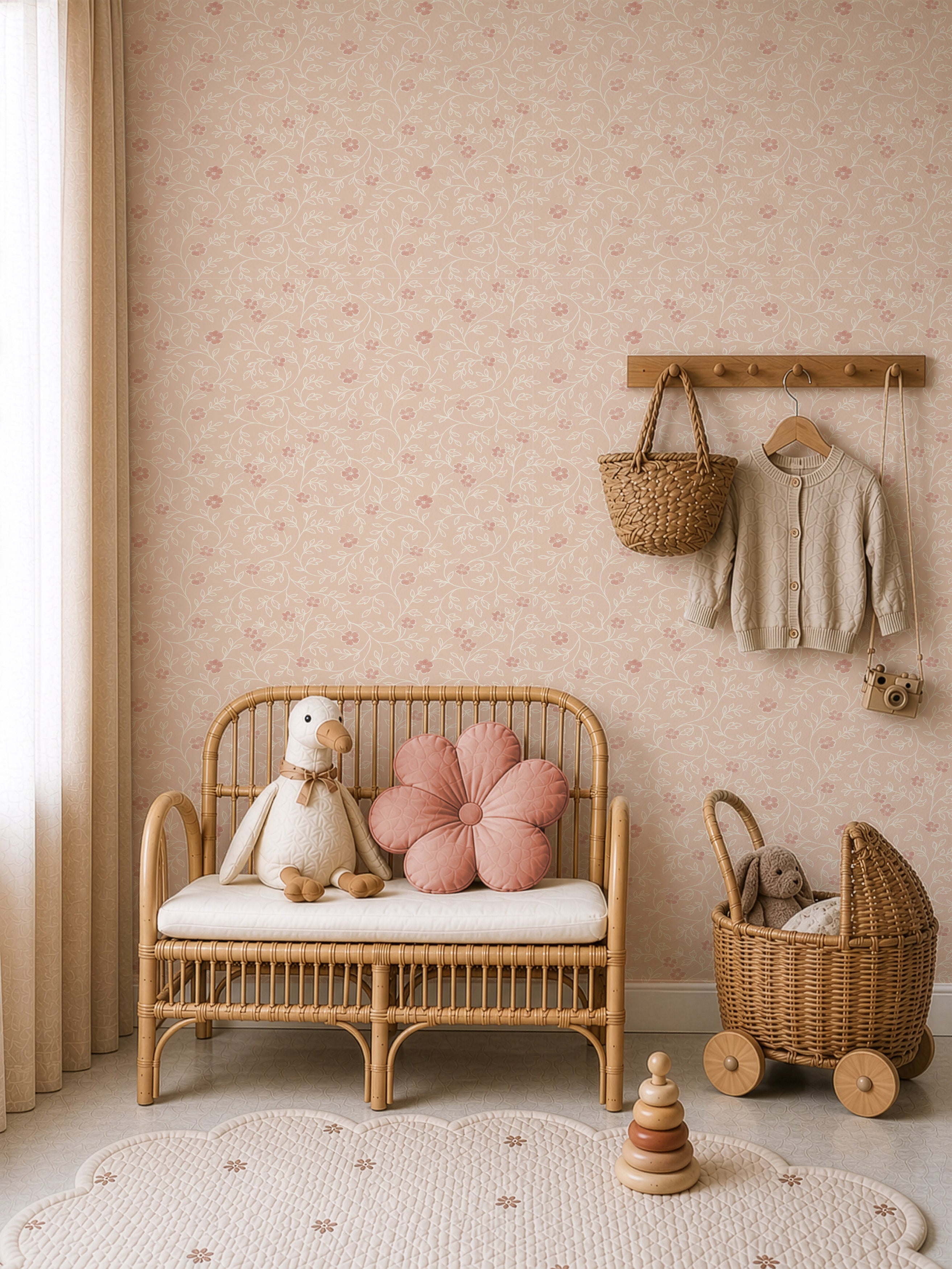 Speelhoek met Blossom Vine blush bloemenbehang, rotan kinderbankje en natuurlijke accessoires