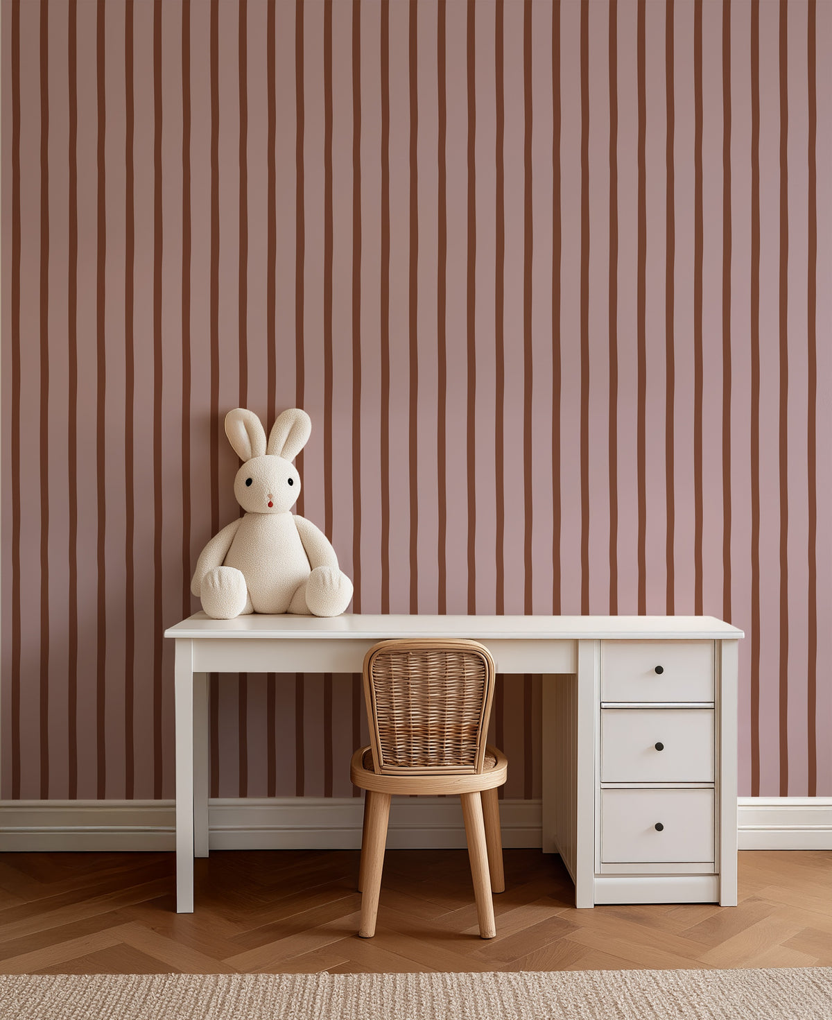 Flow Stripes - lilac cacao behang als achtergrond bij een kinderbureau