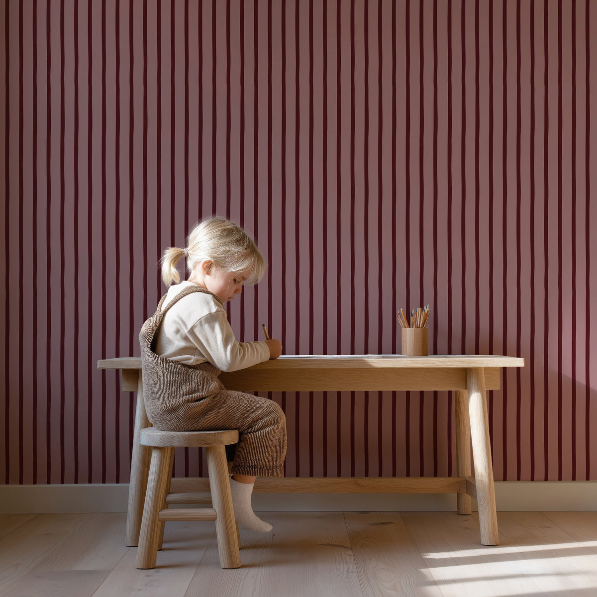 Flow Stripes - mauve merlot behang als achtergrond bij een kind aan een houten bureau