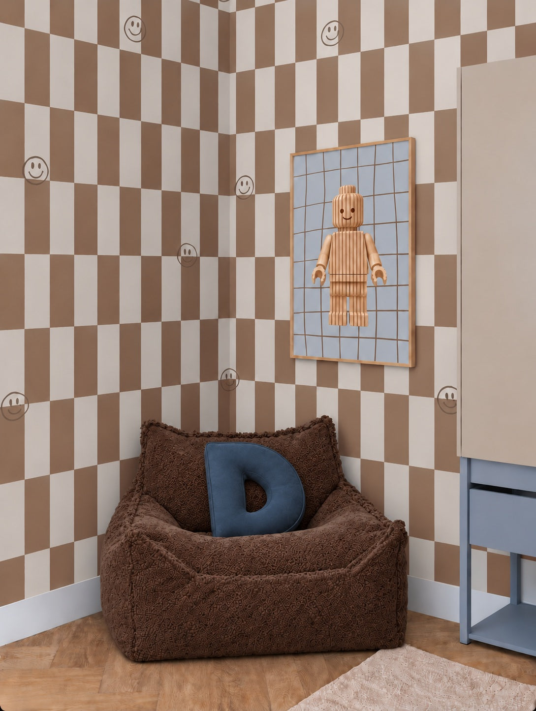 Lumi Smiles - mocca brown behang als achtergrond bij een knusse fauteuil en wanddecoratie