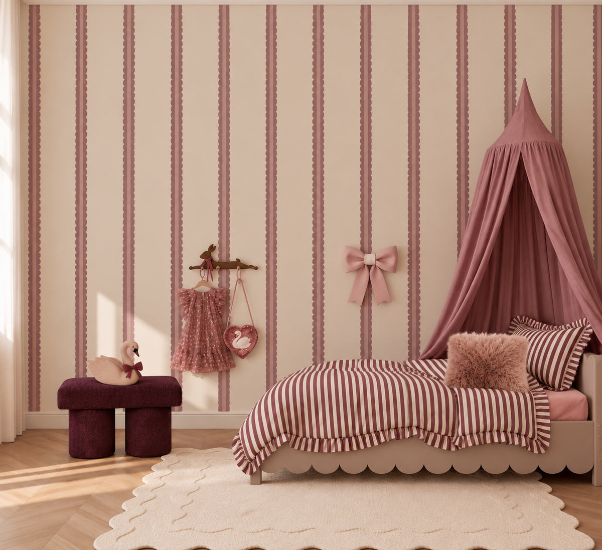 Scalloped Twins - soft plum behang als achtergrond bij een laag bed en roze accessoires