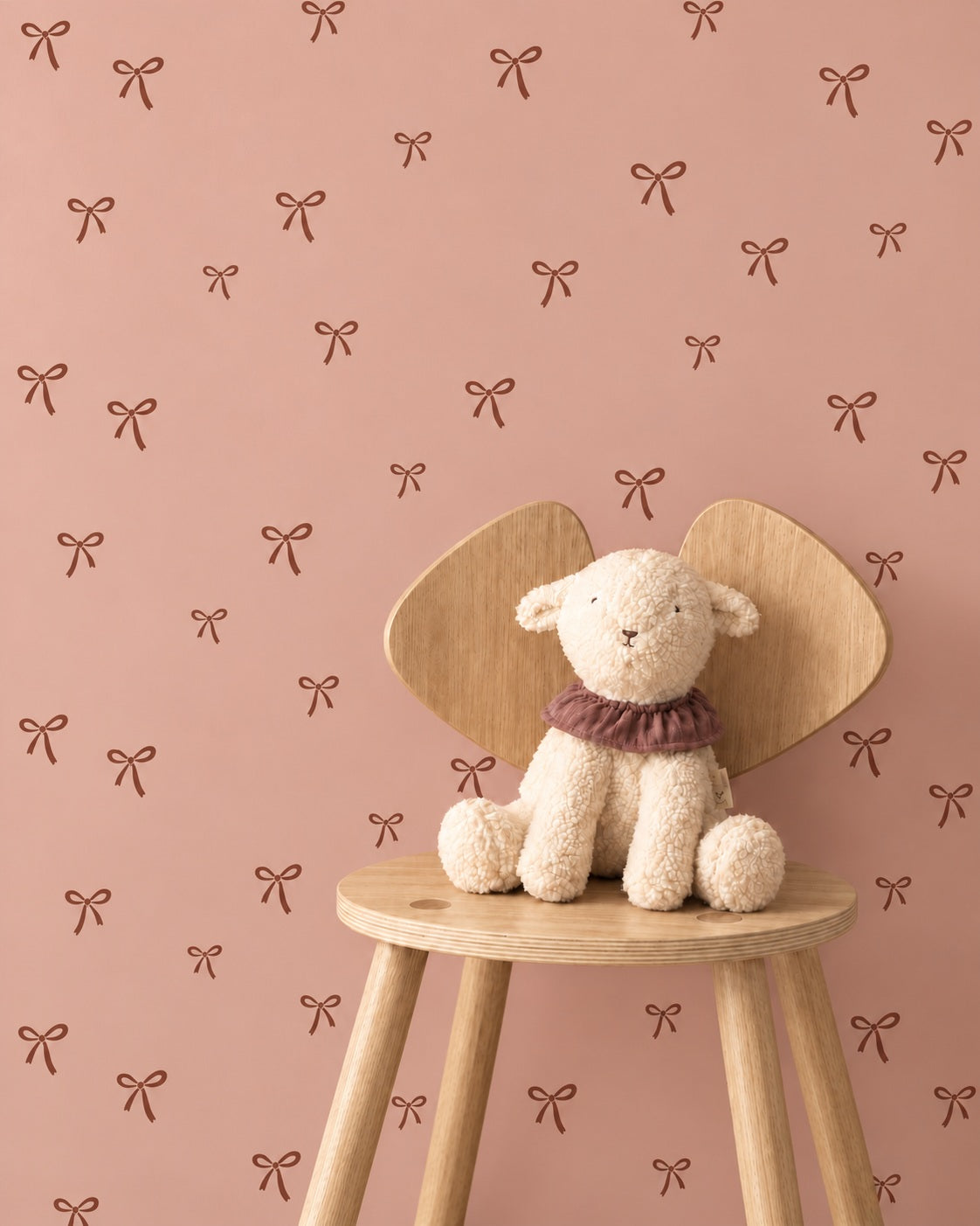 Strikjes - blush cacao behang als achtergrond bij een houten stoel met een lamsknuffel