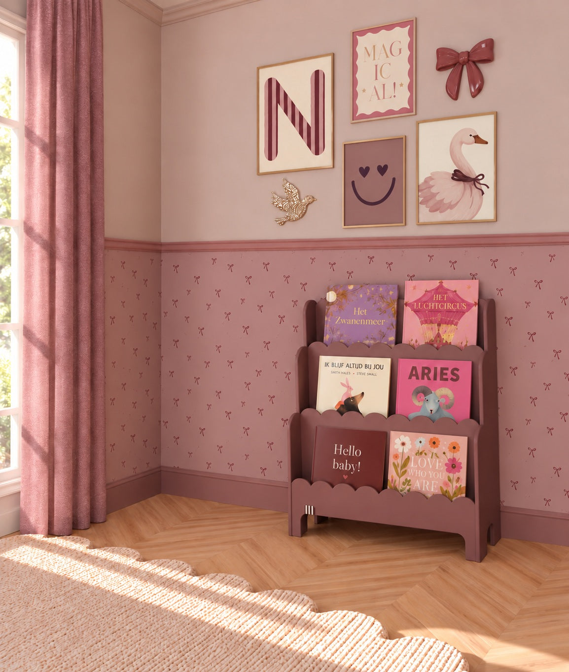 Strikjes - mauve merlot behang als achtergrond bij een roze leeshoek met een posterwand