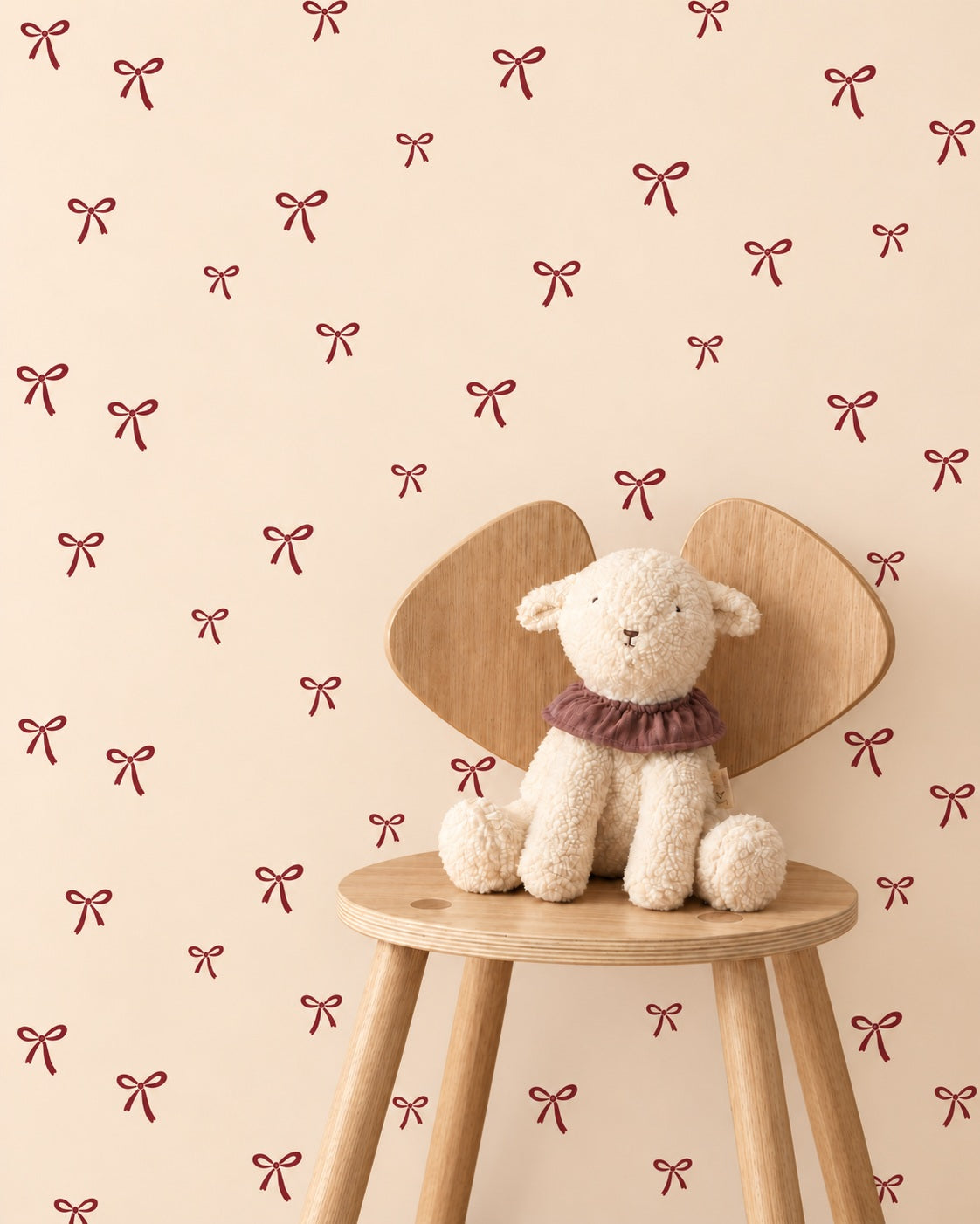 Strikjes - vanilla merlot behang als achtergrond bij een houten stoel met een lamsknuffel