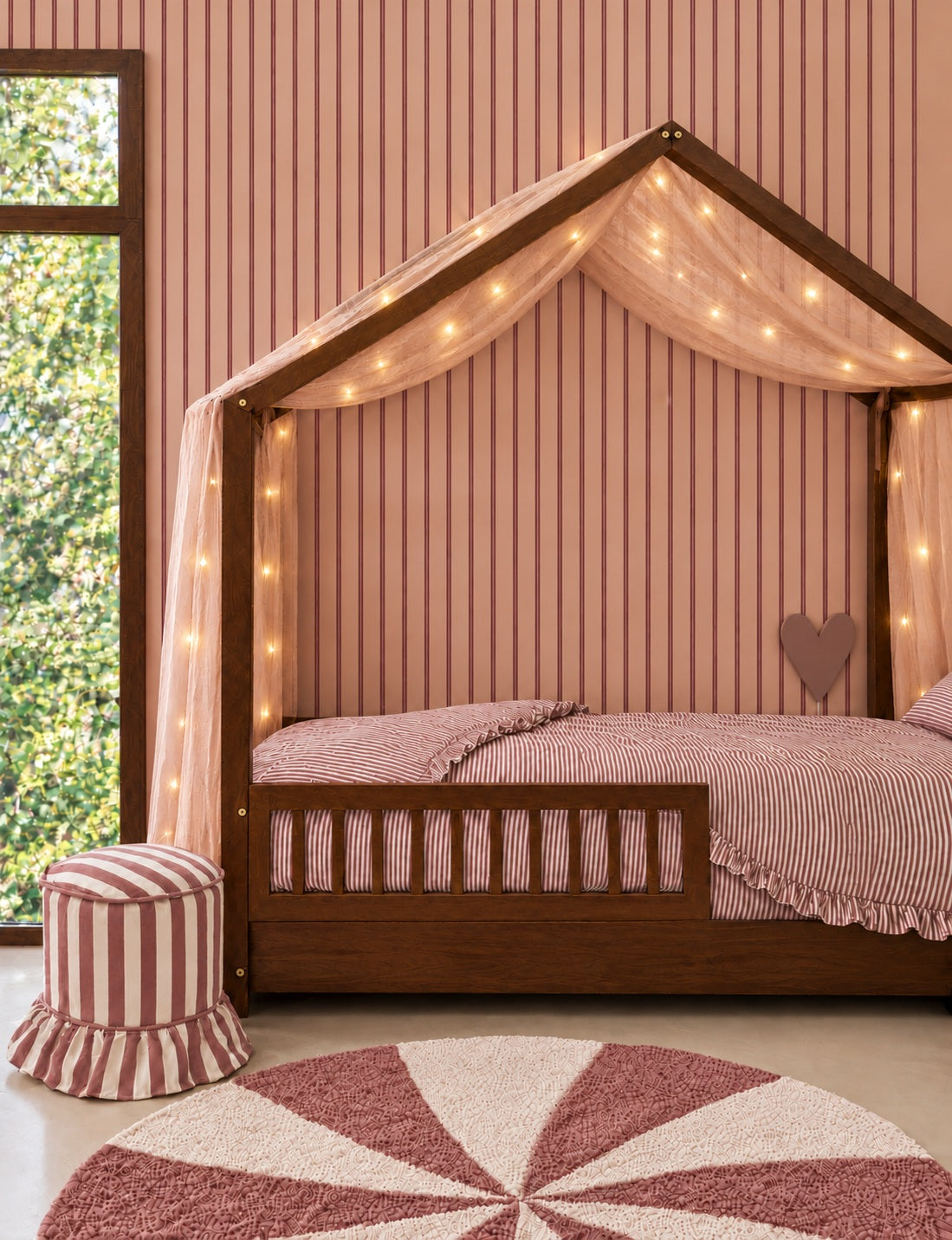 Twin Stripes - blush rouge behang als achtergrond bij een houten huisbed