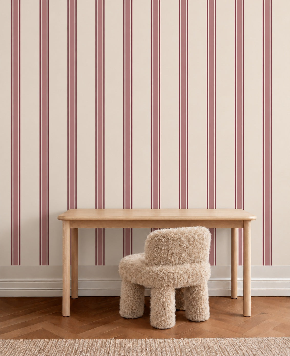 Vintage Stripes - blush burgundy behang als achtergrond bij een rustig ingerichte kinderkamer