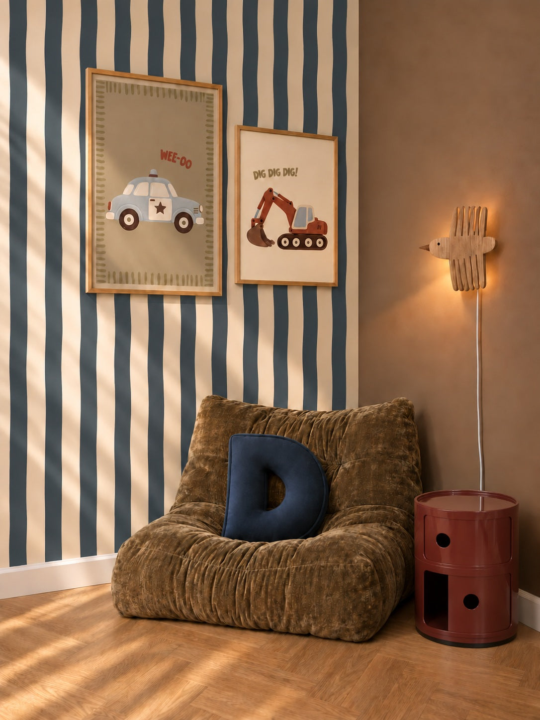 Wavy Stripes - navy behang als achtergrond bij een knusse fauteuil en wanddecoratie