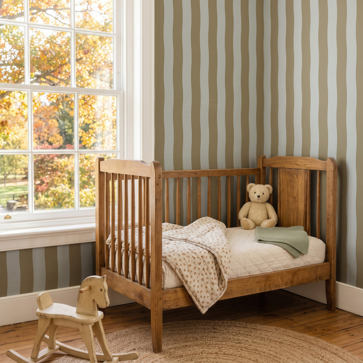 Wavy Stripes - olive mist behang als achtergrond bij een houten kinderbed