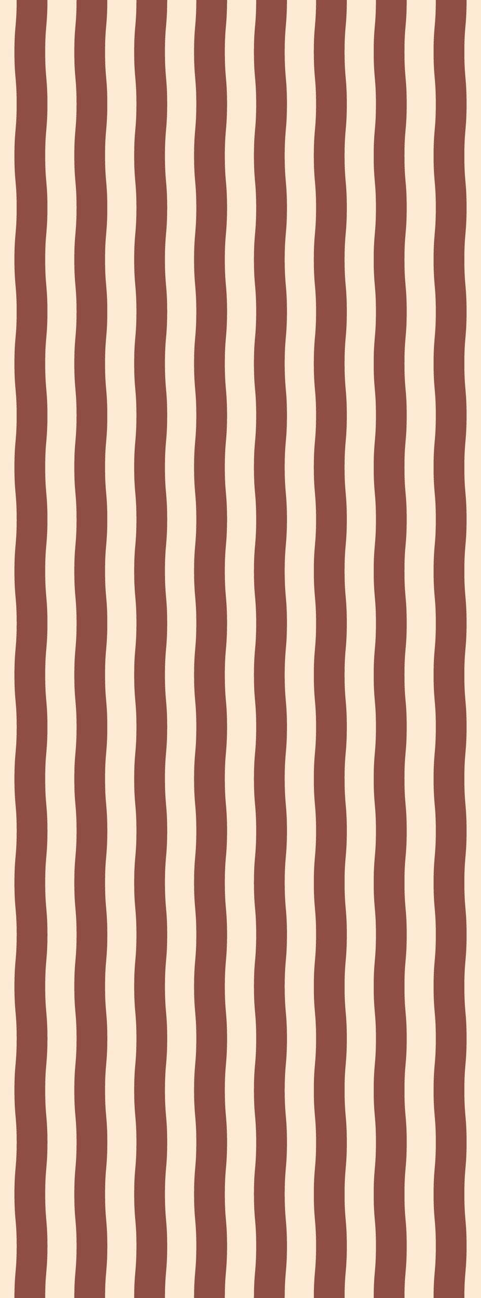 Patroonoverzicht van Wavy Stripes - soft burgundy behang met brede, organisch golvende strepen in warm bordeauxrood en vanillecrème