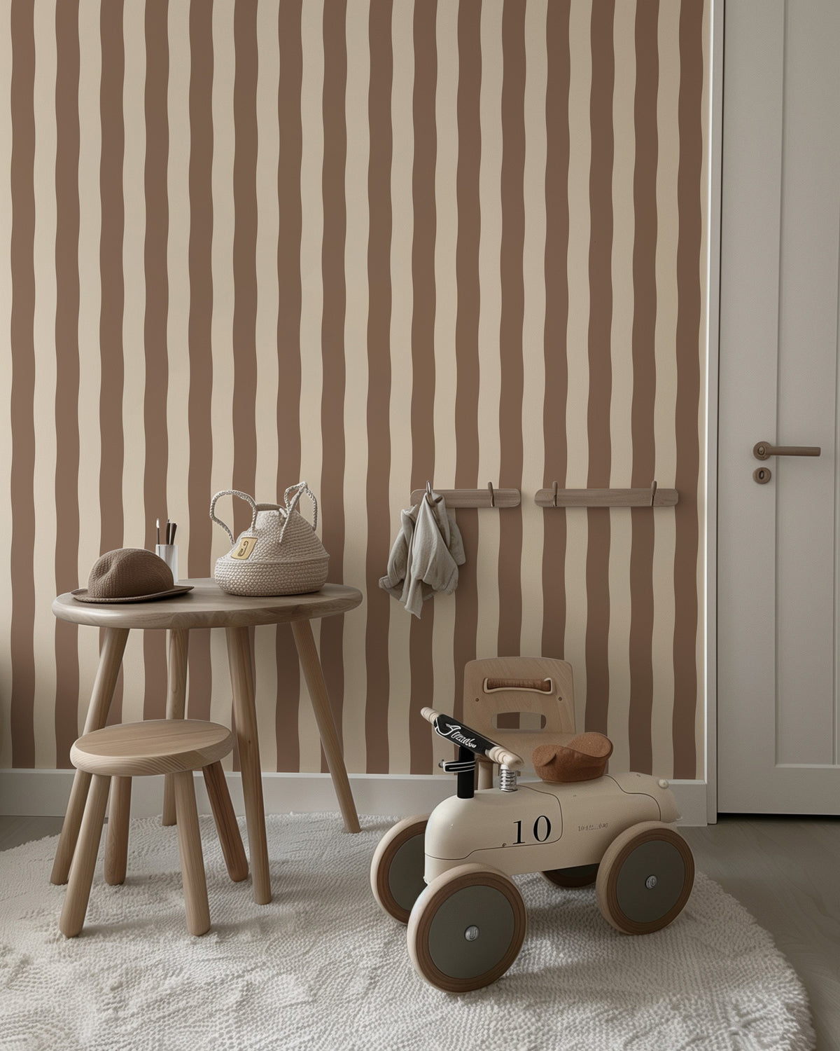 Wavy Stripes - warm brown behang als achtergrond bij een rustig ingerichte kinderkamer