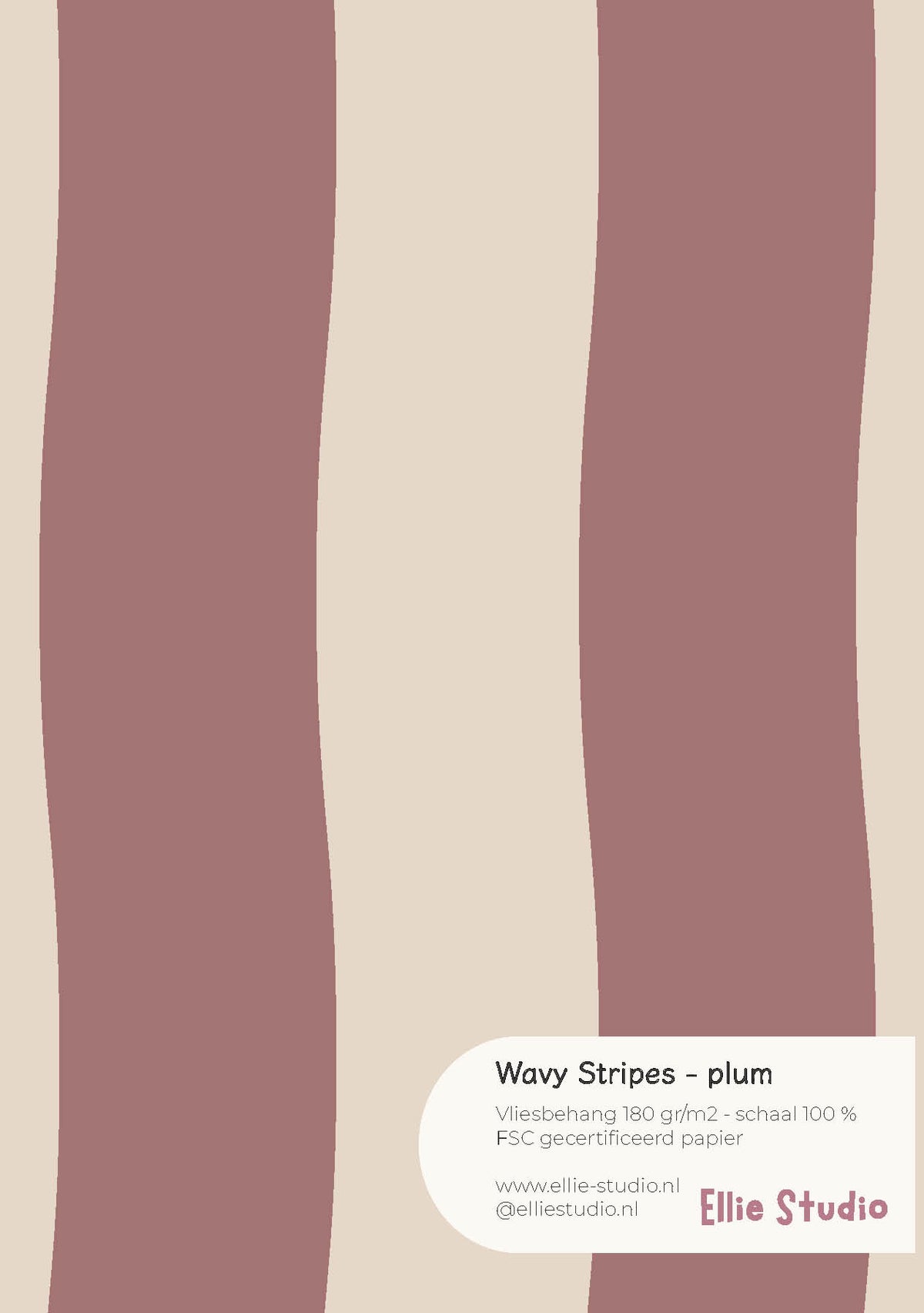 A4 behangstaal Wavy Stripes - plum van ELLIE Studio: gedempt pruimroze met lichtbeige golvende strepen