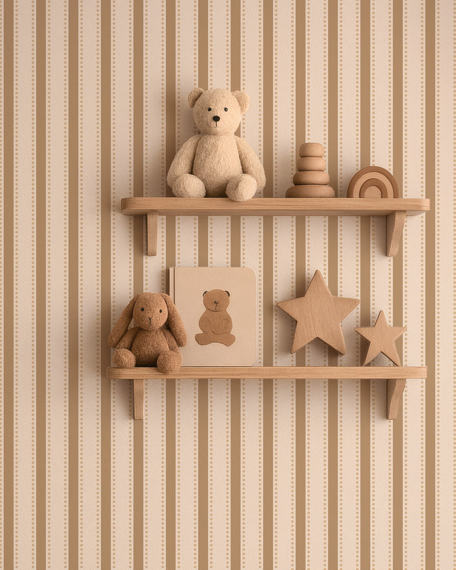 Beige gestreept kinderkamerbehang met houten planken en naturel speelgoed