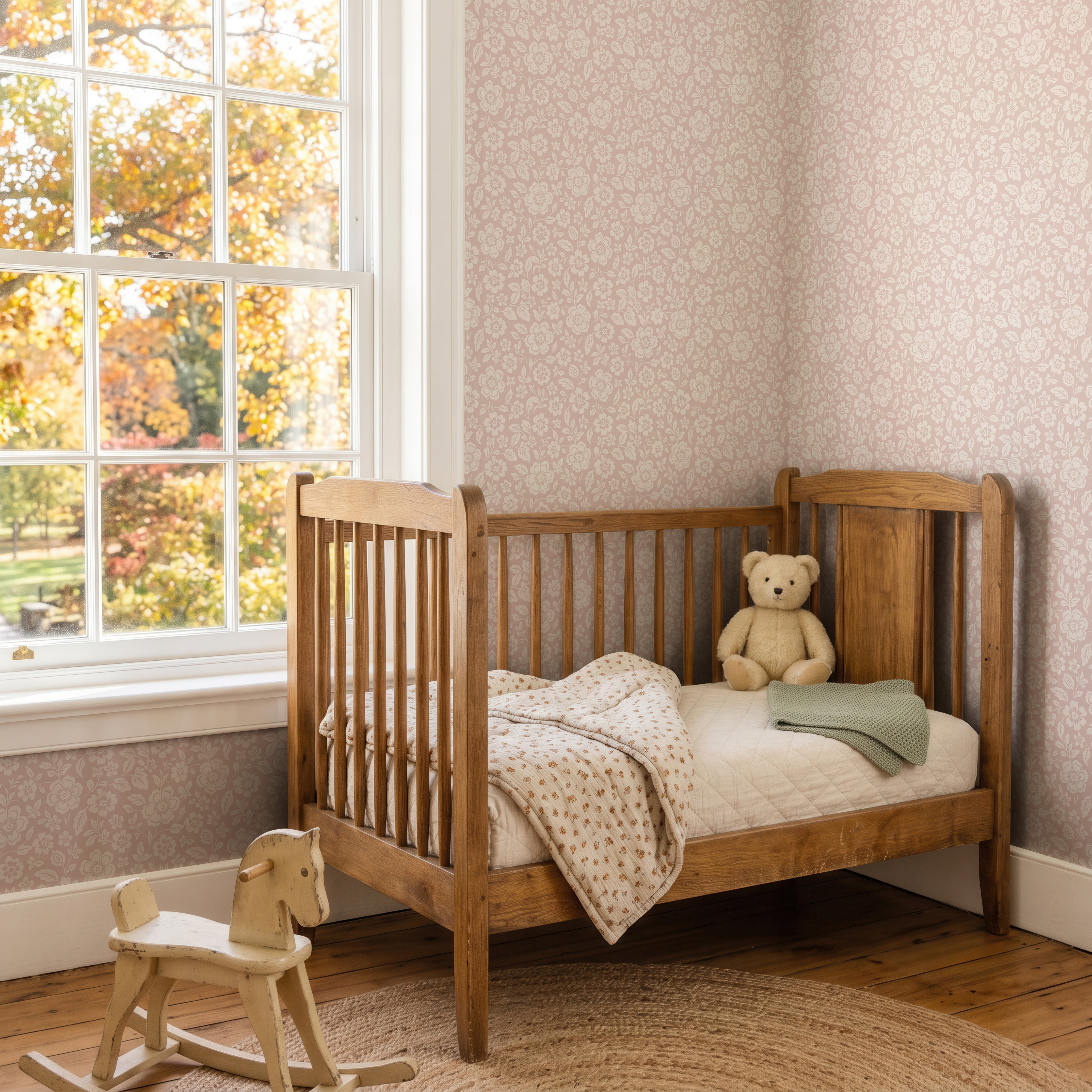 Romantische kinderkamer met houten bed en Meadow Bloom blush bloemenbehang