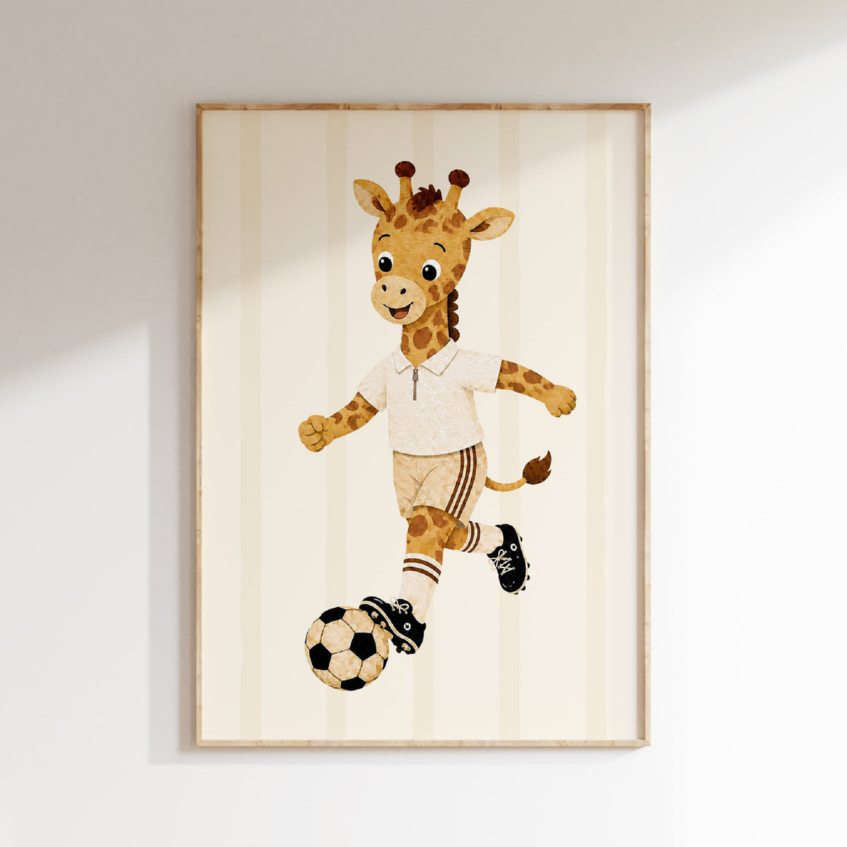 Kinderkamer poster met vrolijke giraf in voetbaltenue en voetbal