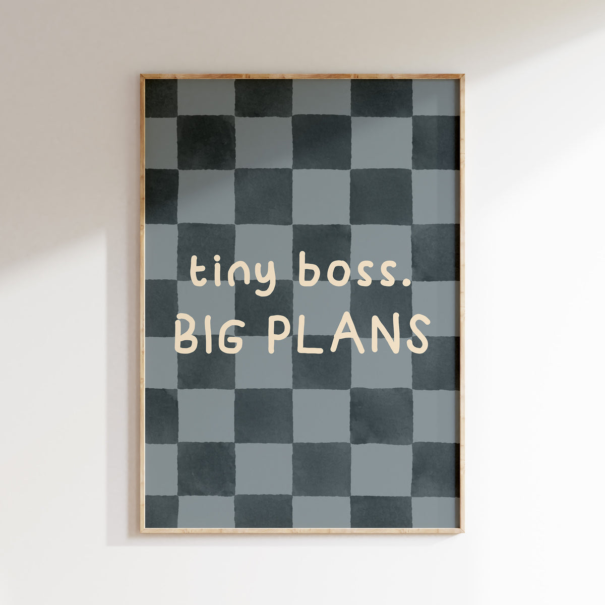 Tiny Boss, Big Plans poster in een houten lijst voor de kinderkamer