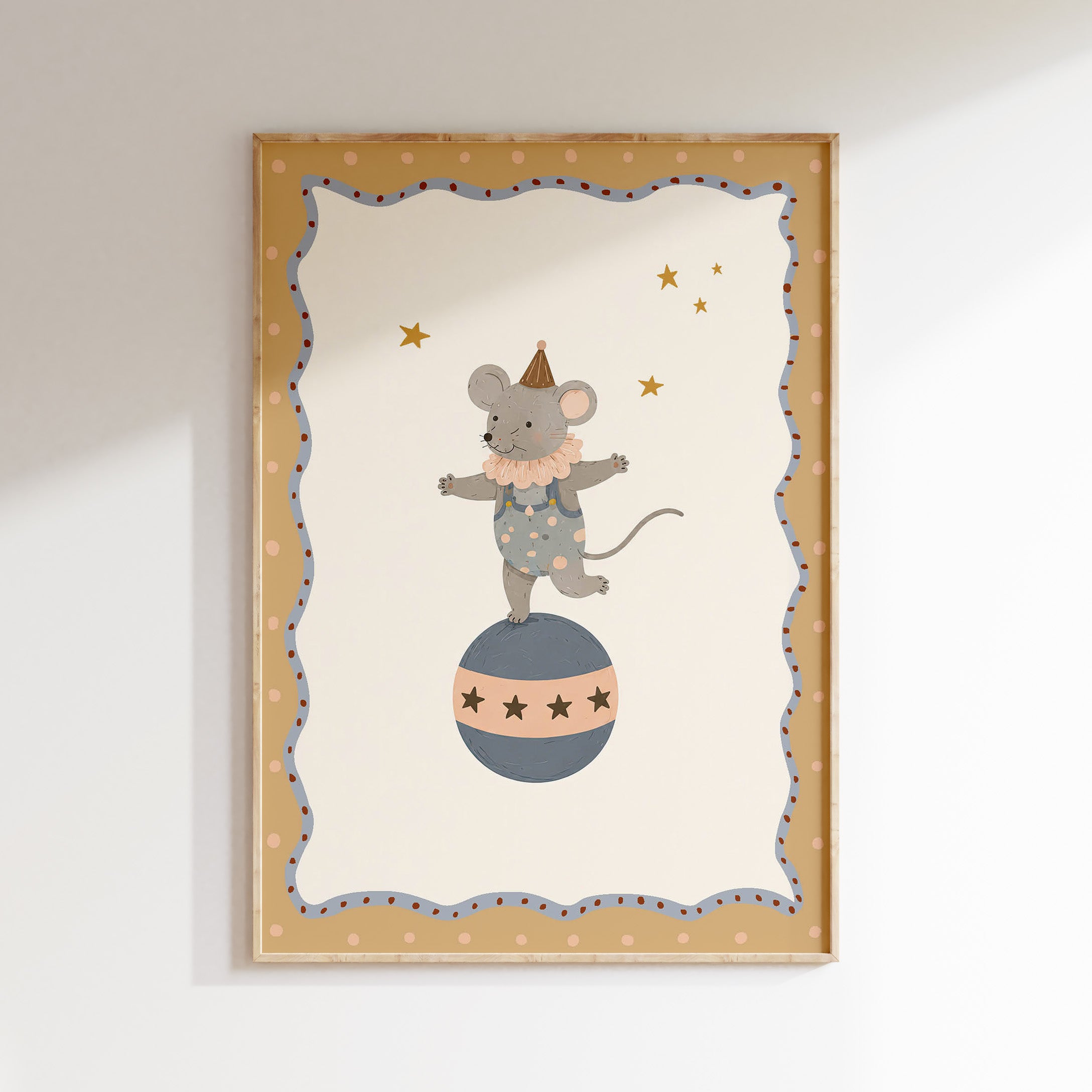 Kinderkamer poster met een vintage circusmuis die balanceert op een blauwgrijze circusbal met sterren in beige, roze en goudtinten