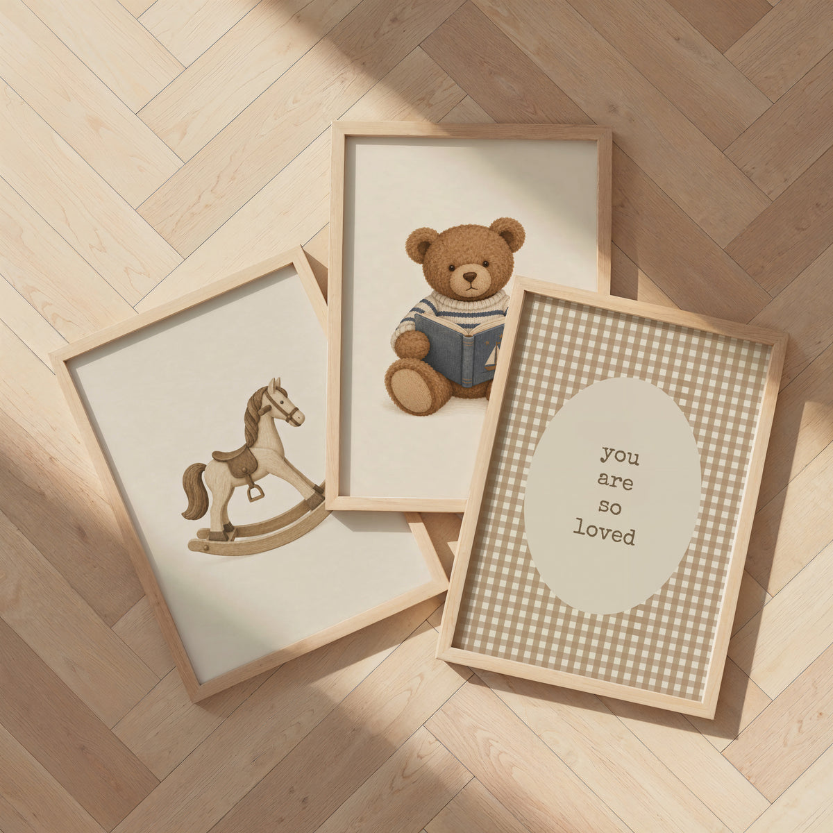 Posterwand met You are so loved, hobbelpaard en teddybeer