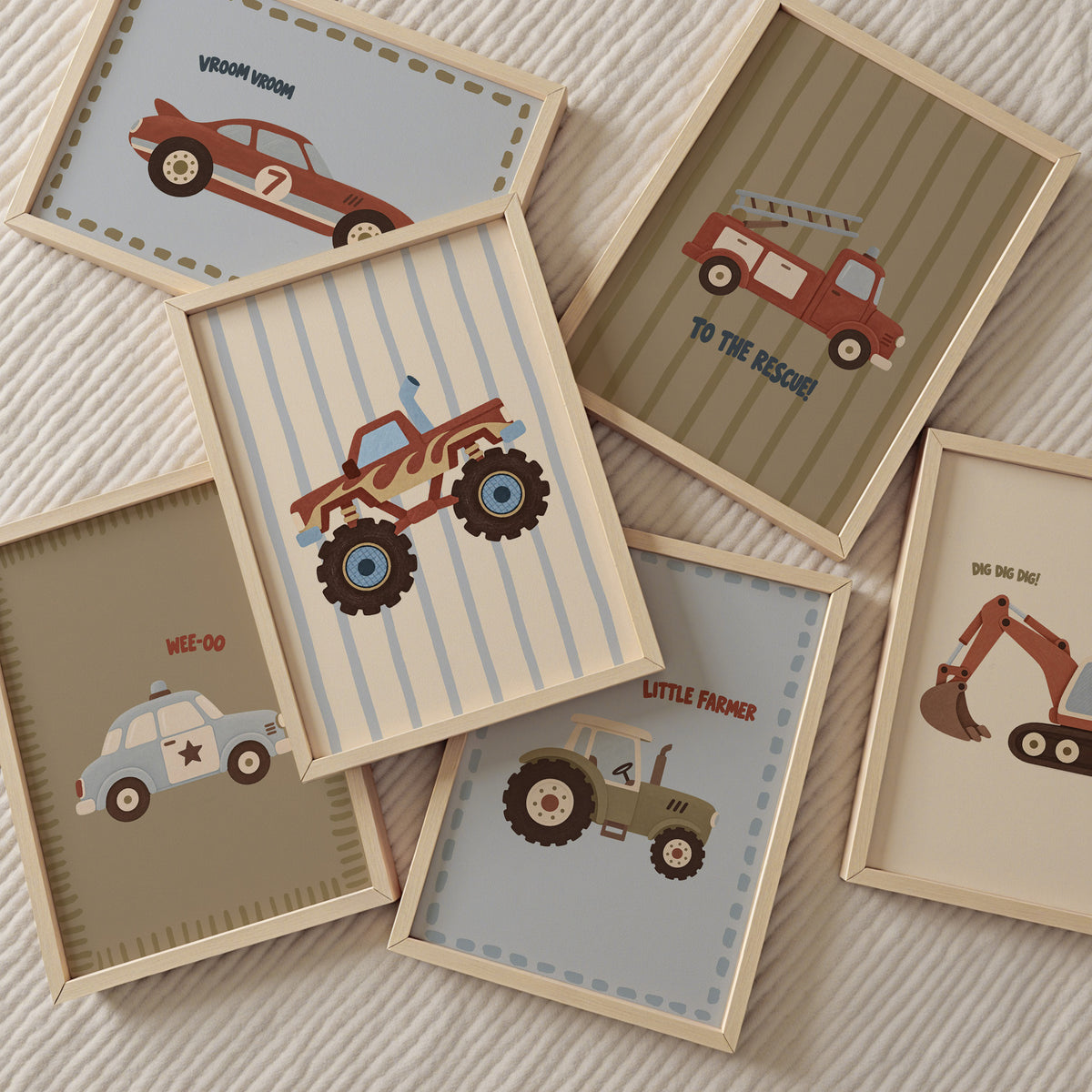 Gallery wall met verschillende voertuigenposters in een stoere kinderkamer