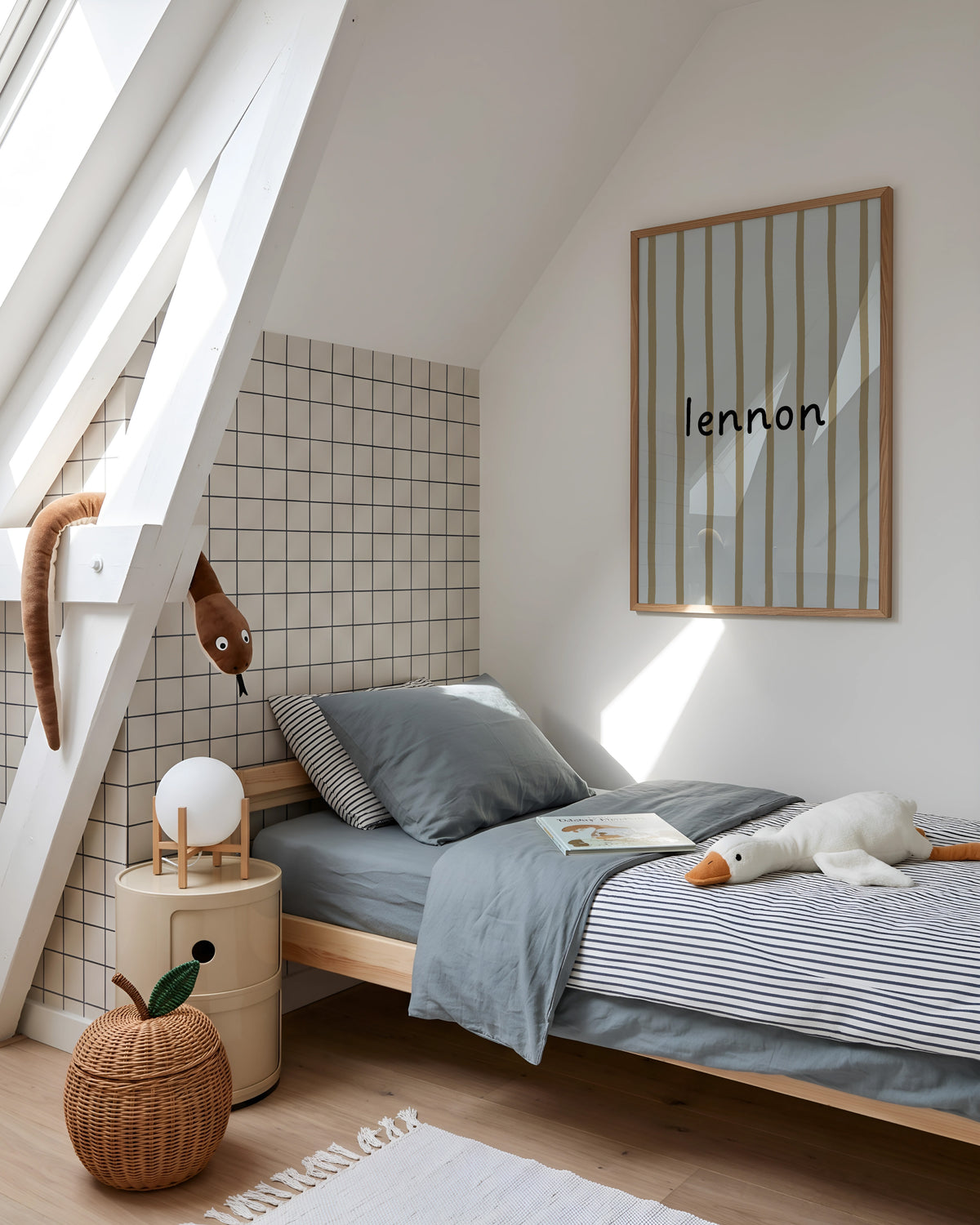 Flow Stripes naamposter in mist gestyled in een kinderkamer