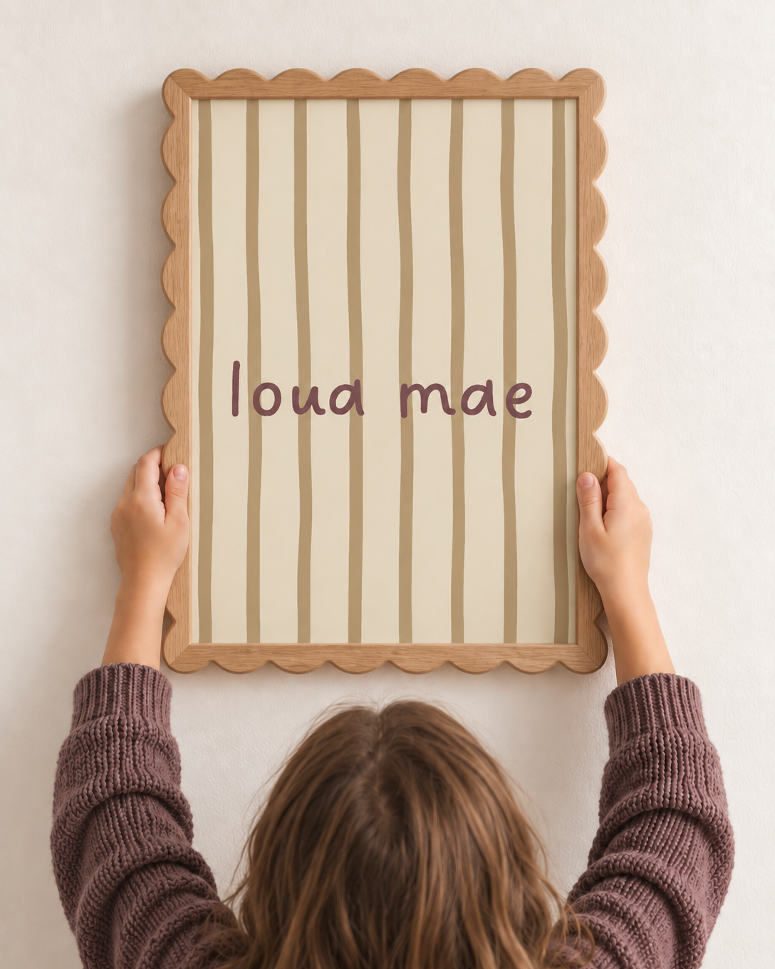 Flow Stripes naamposter in plum olive gestyled in een kinderkamer