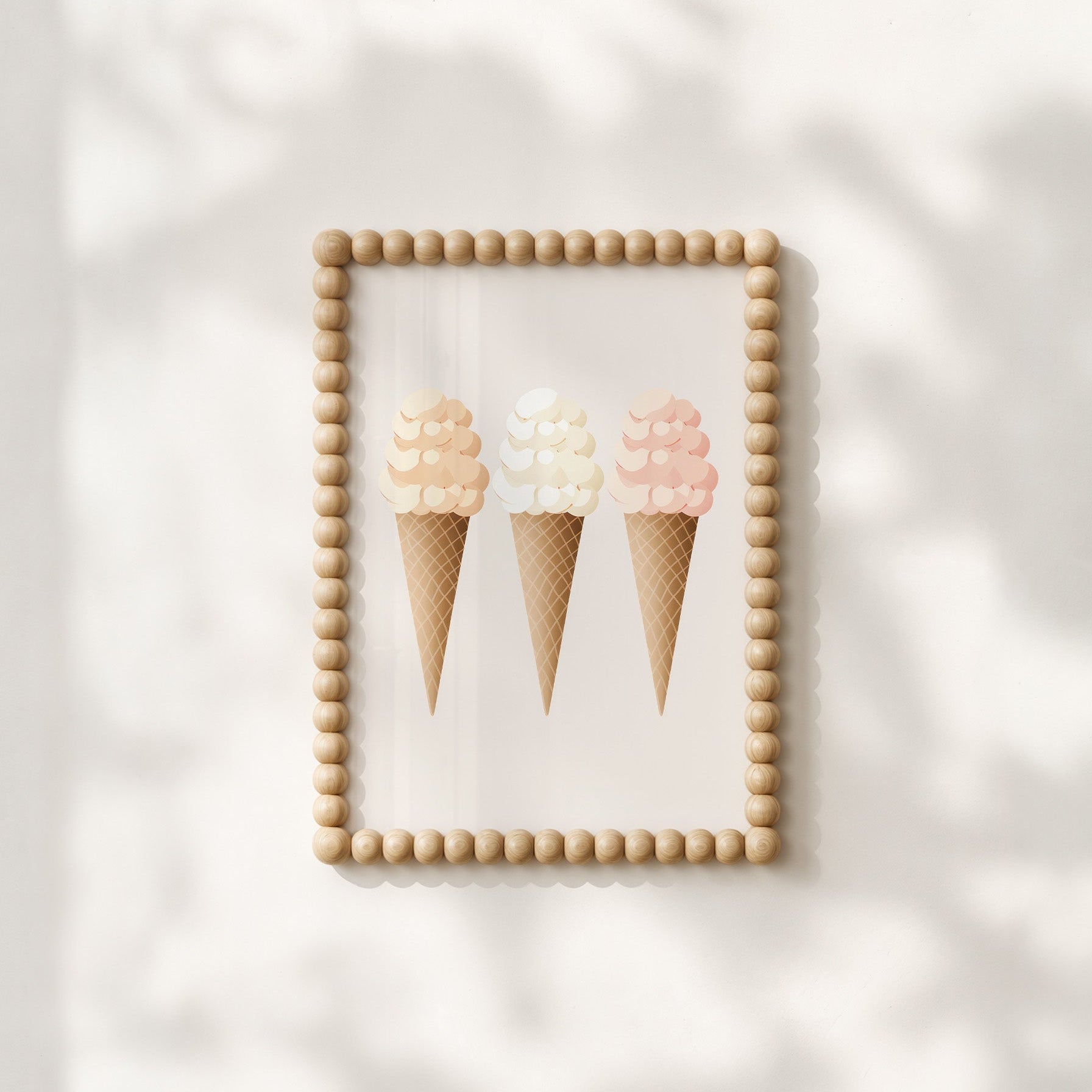 Pastel ijsjes poster in een houten bobbellijst aan een lichte muur