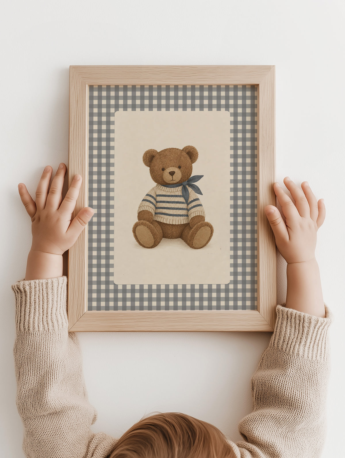 Vintage teddybeerposter vastgehouden in een houten lijst