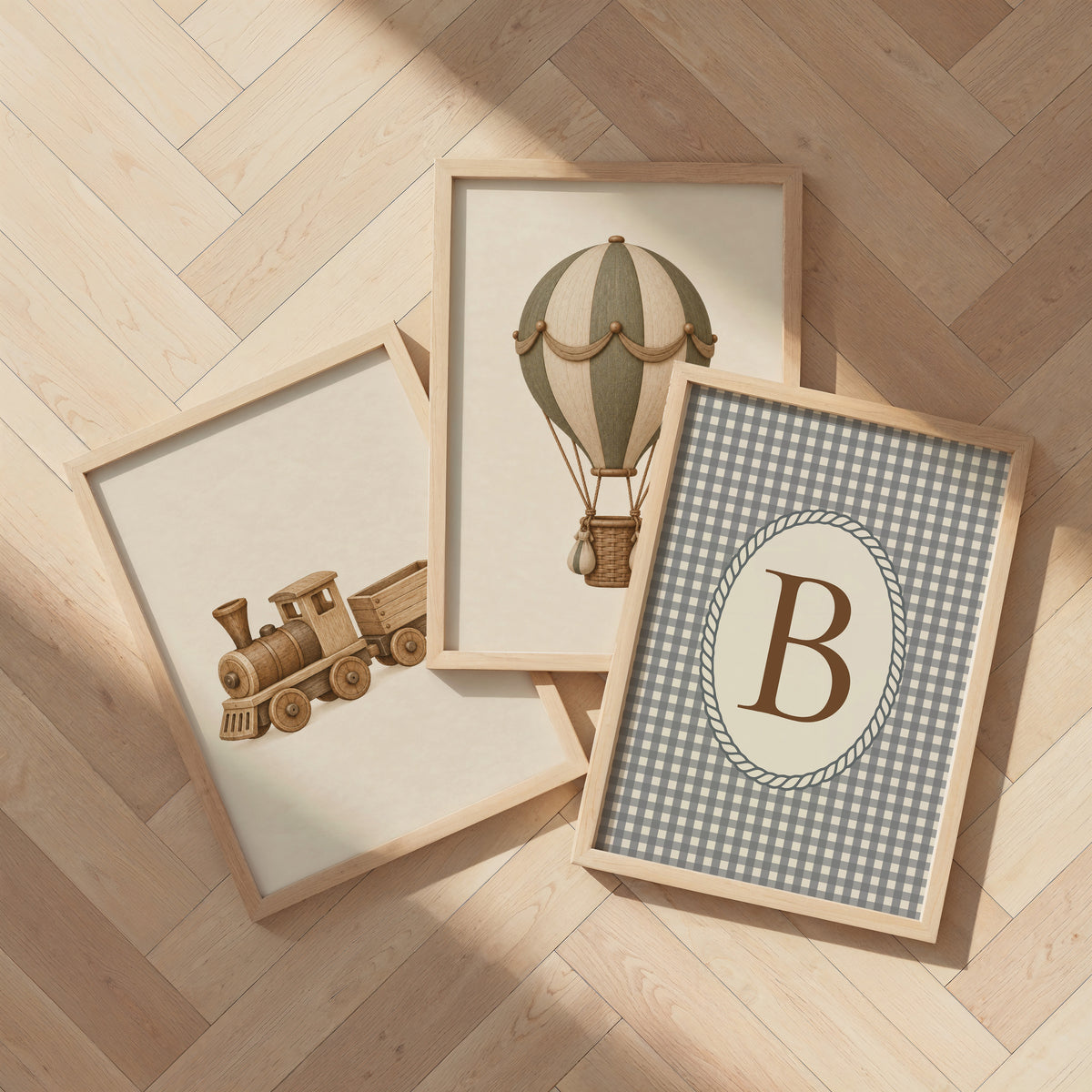 Posterwand met houten trein, luchtballon en letterposter