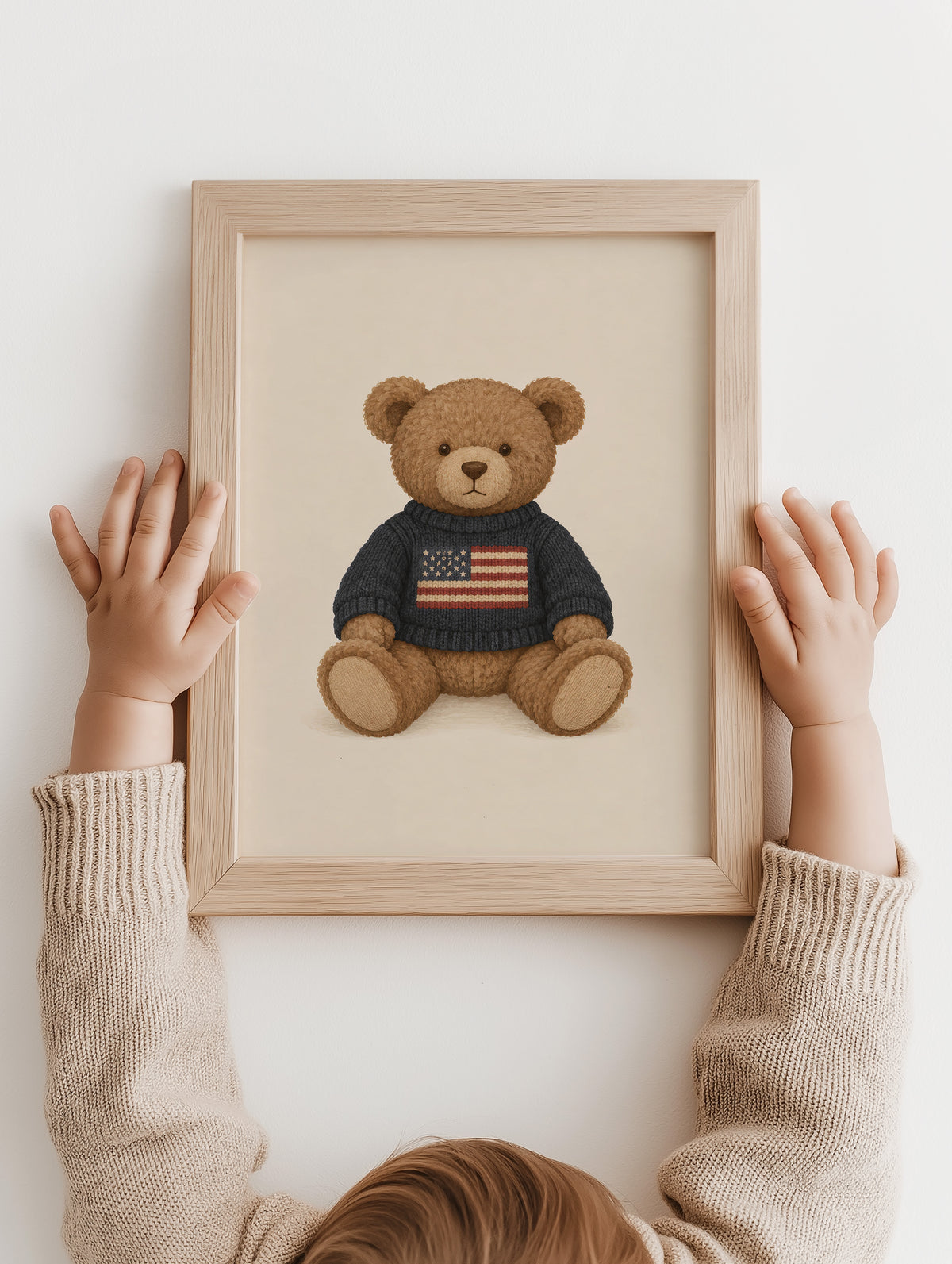 Kinderhanden bij een ingelijste vintage teddybeer met donkerblauwe trui