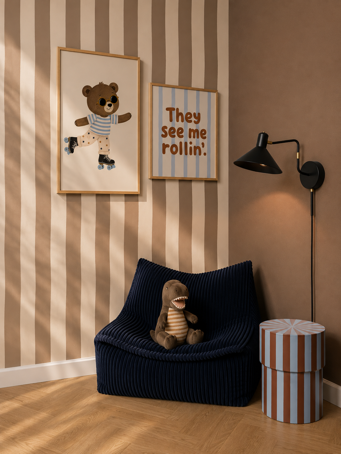 Wavy stripes mocca behang in kinderkamer hoekje met poster beer op rolschaatsen en they see me rollin
