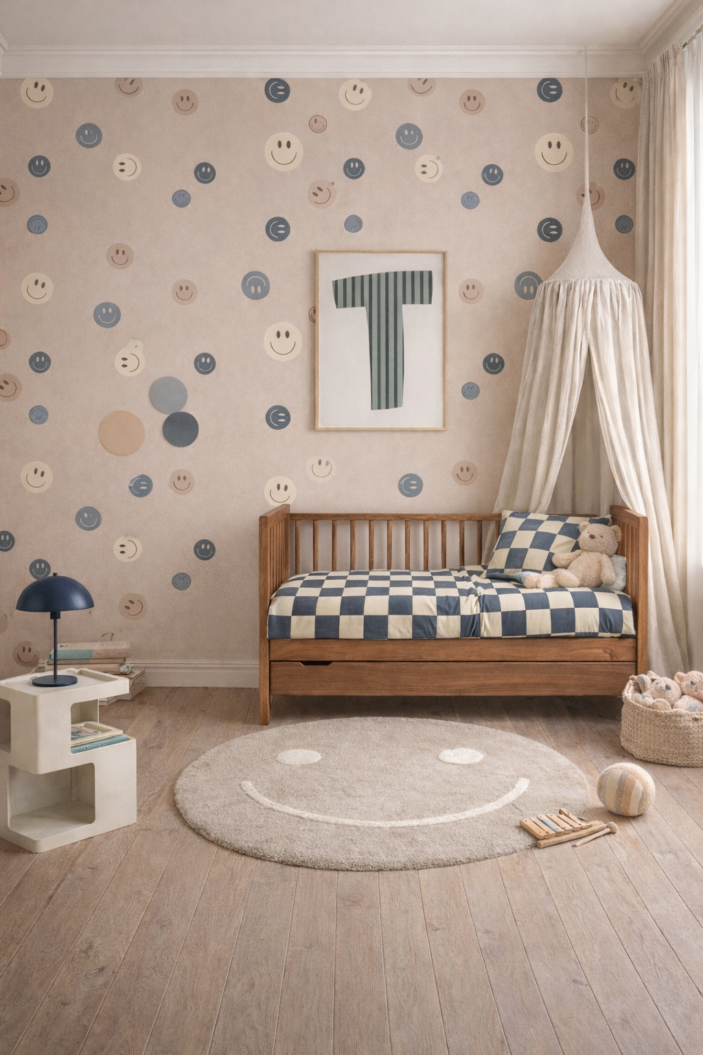 Speelse jongenskamer inspiratie met smiley behang en navy blauwe accenten