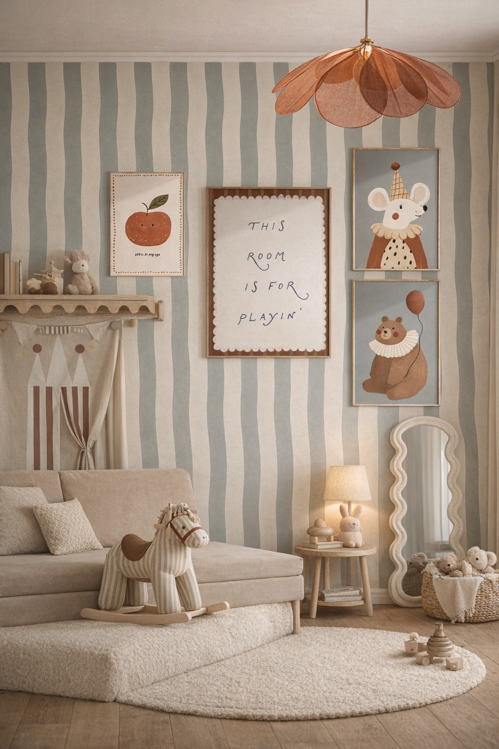 Speelkamer inspiratie met golvend behang, speelse posters en warme kleuren