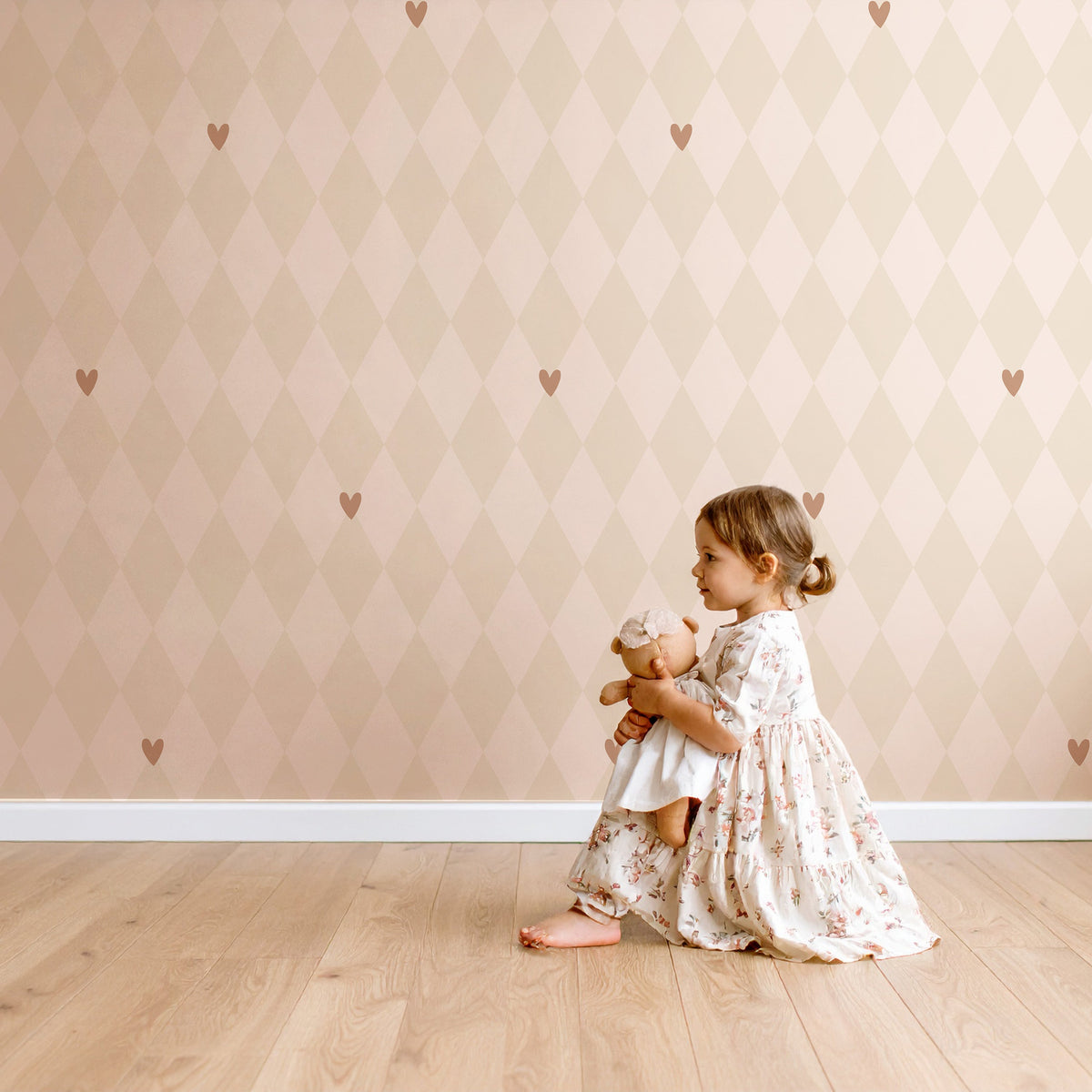 Kind met een knuffel voor Wiebertje beige hearts behang