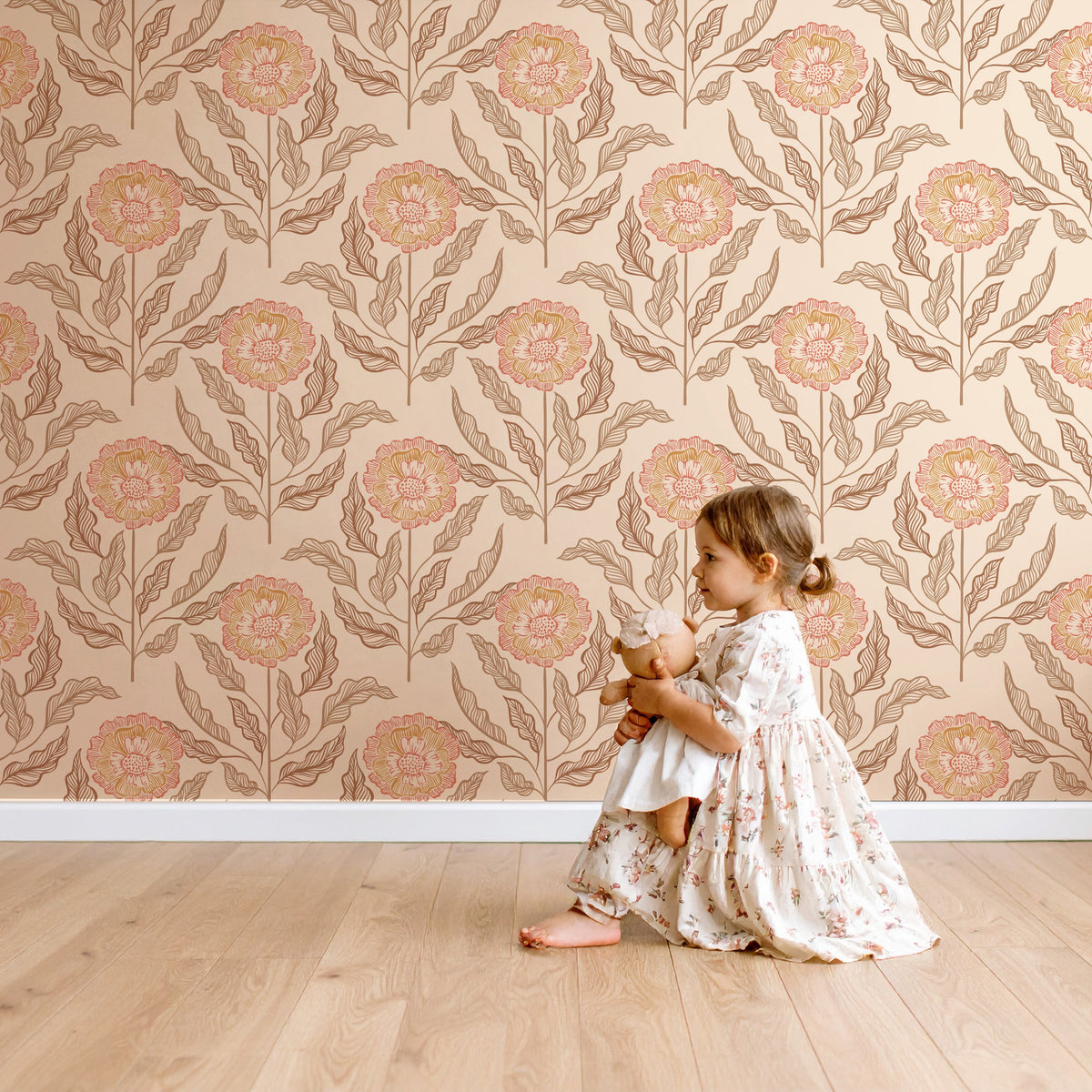 Meisje op de grond voor behang Sunset Flowers amber glow