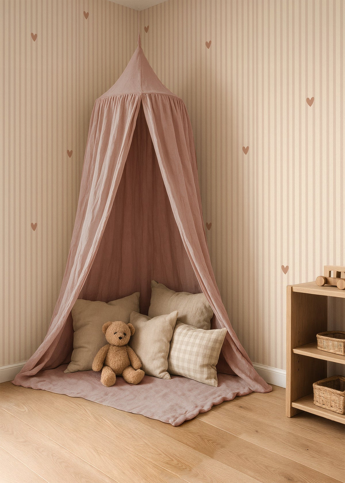 Striped Hearts - beige behang van ELLIE Studio in een sfeervolle kinderkamer