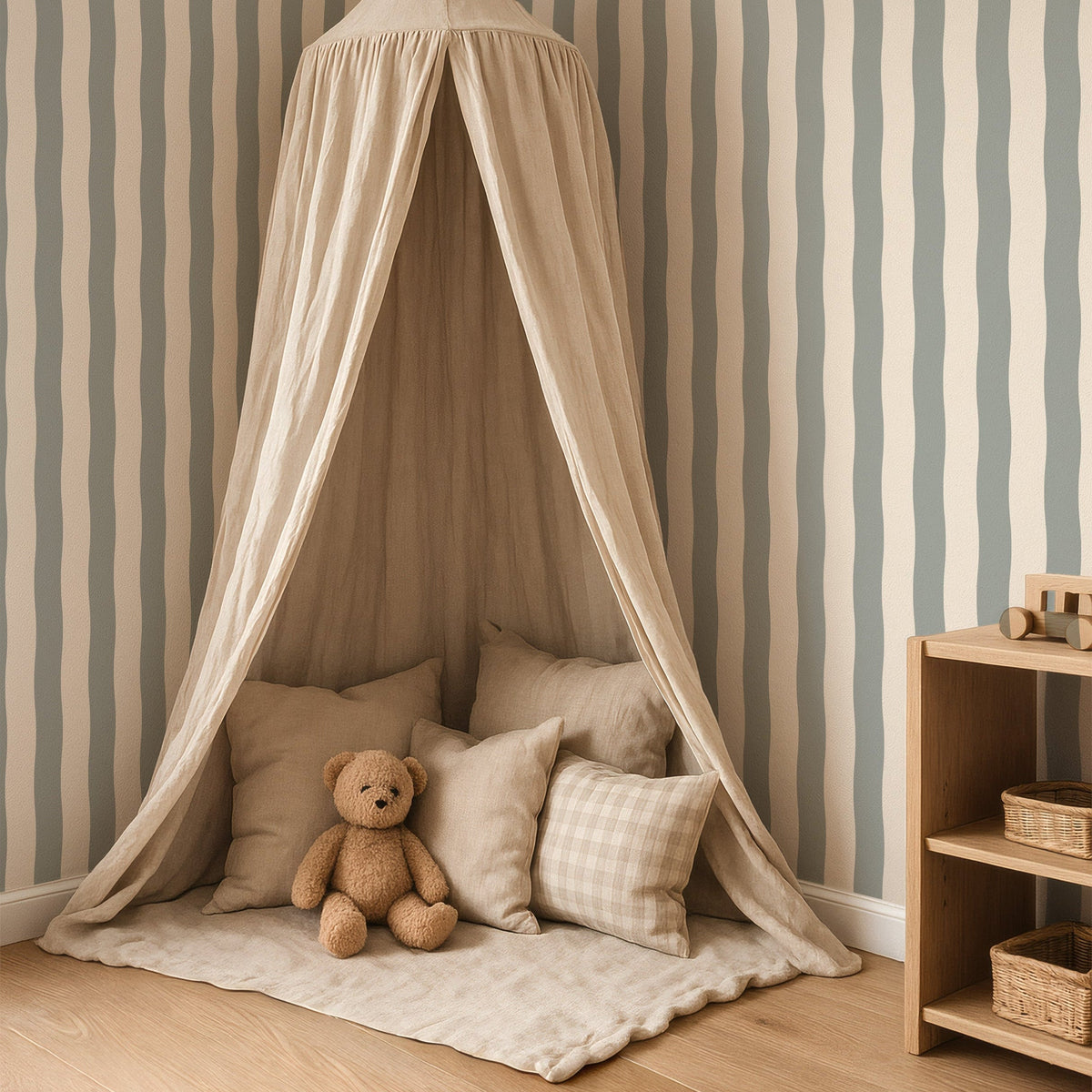 Leeshoek met lichte speelhemel voor Wavy Stripes vintage green behang