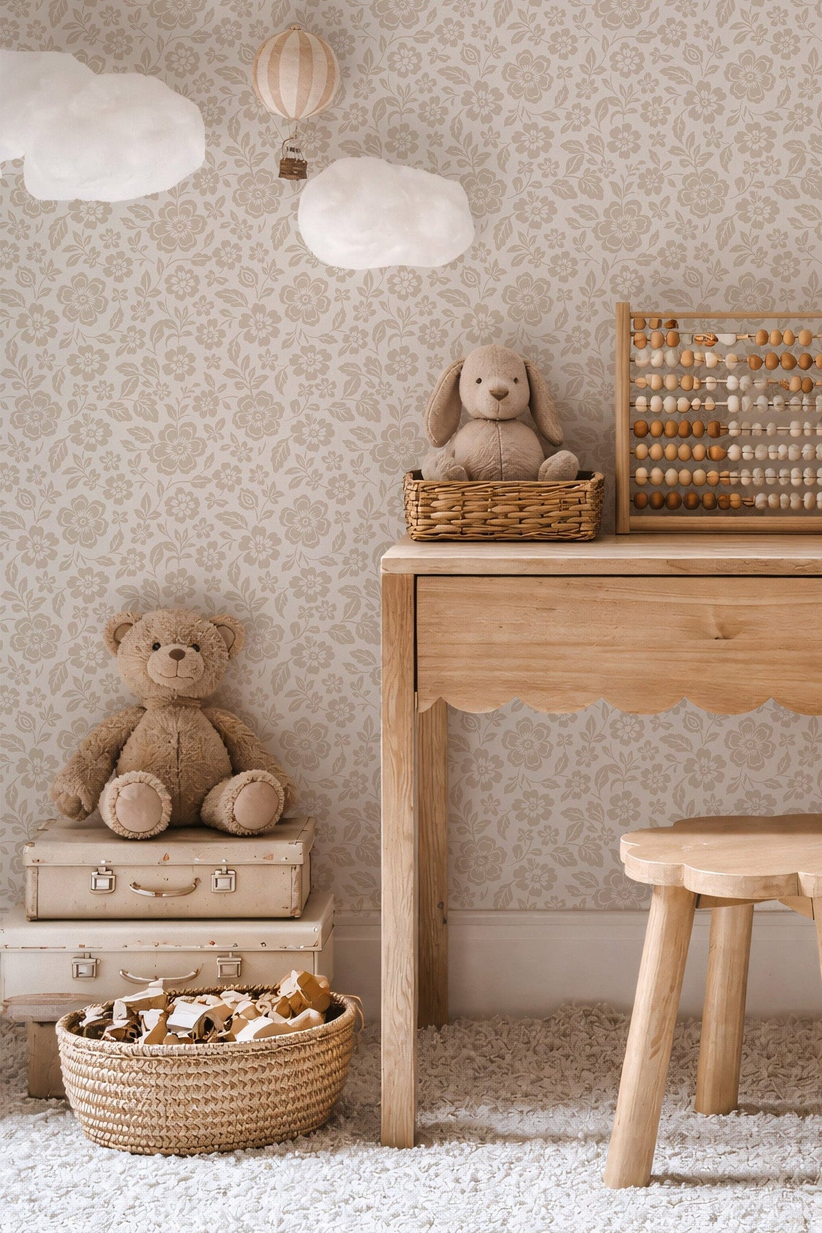 Houten kinderbureau tegen Meadow Bloom linen bloemenbehang