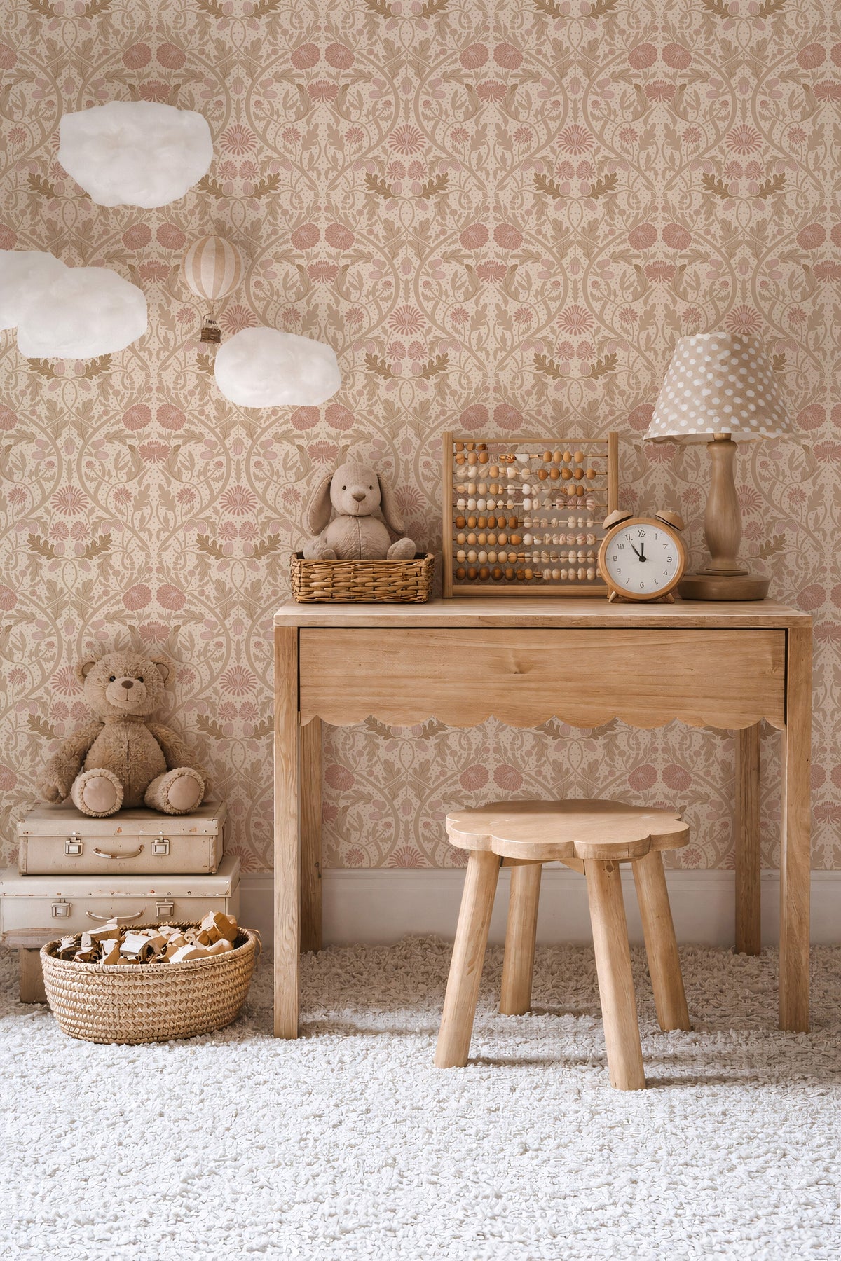 Houten kinderbureau tegen Willow Bloom linen botanisch behang