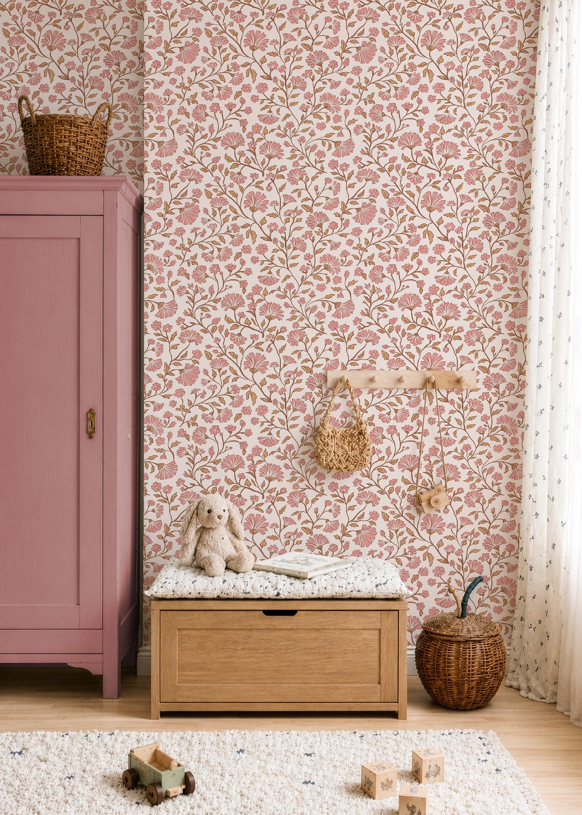 Roze kast en houten opbergbank tegen Peach Bloom blush ivory bloemenbehang
