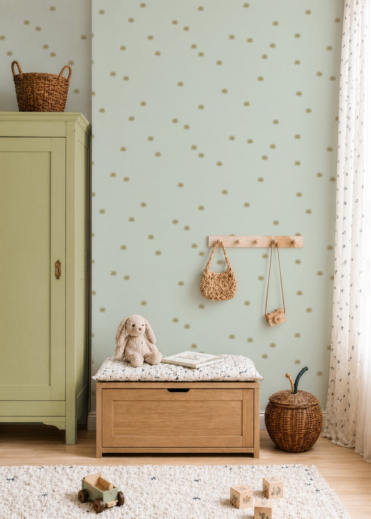 Kinderkamer met groene kast en Tiny Stars sage mist sterrenbehang
