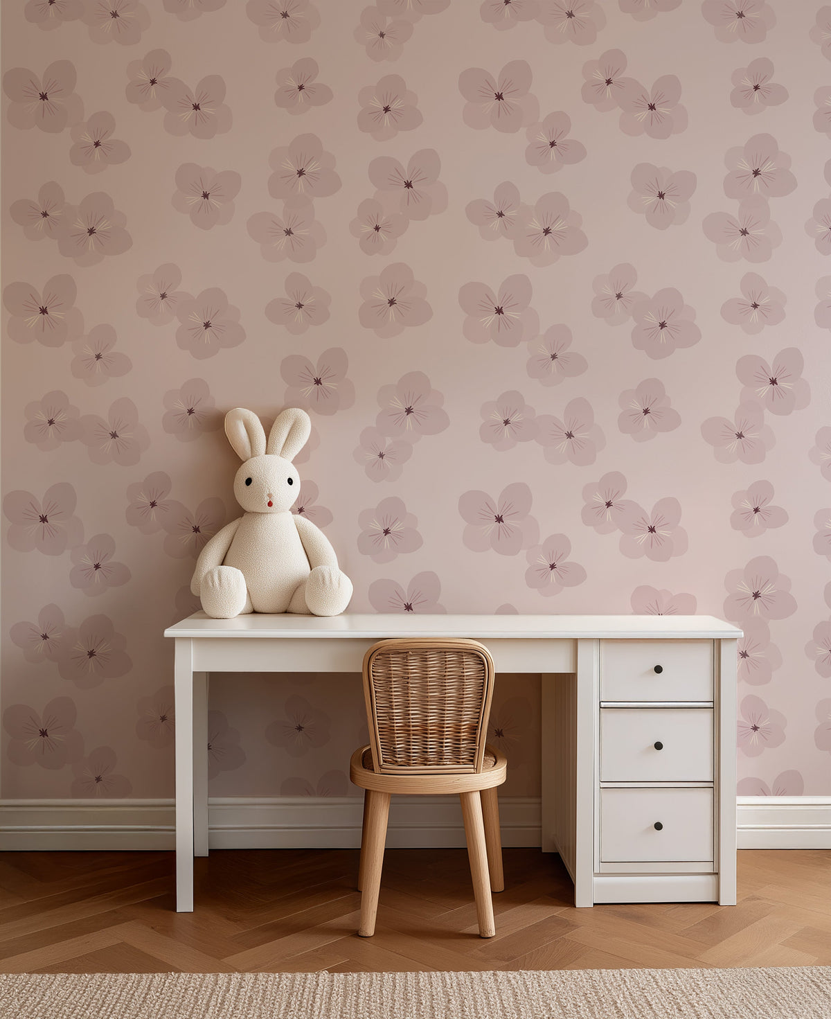 Kinderbureau tegen Soft Bloom powder lila bloemenbehang