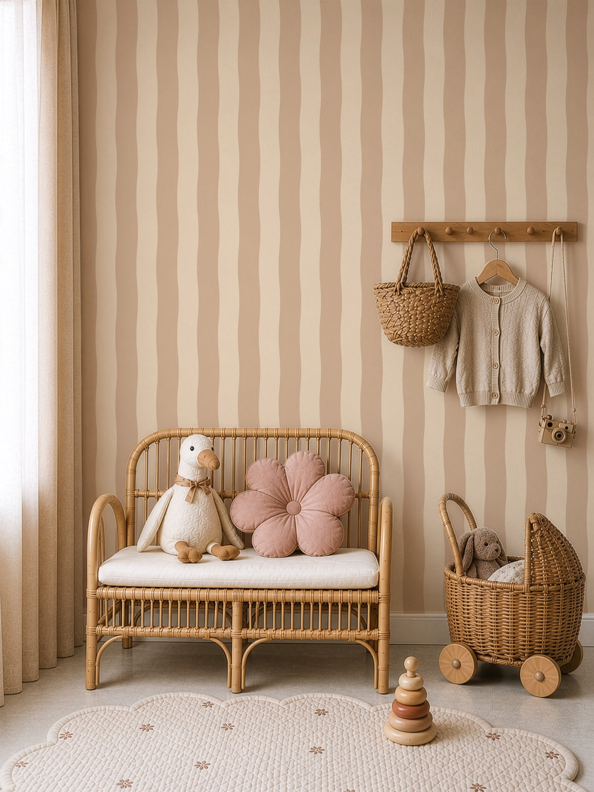 Rotan kinderbankje voor Wavy Stripes desert strepenbehang