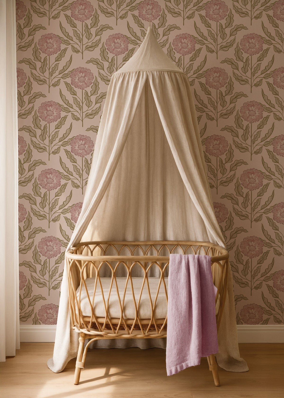 Rotan wieg met lichte hemel voor Sunset Flowers dusty rose bloemenbehang