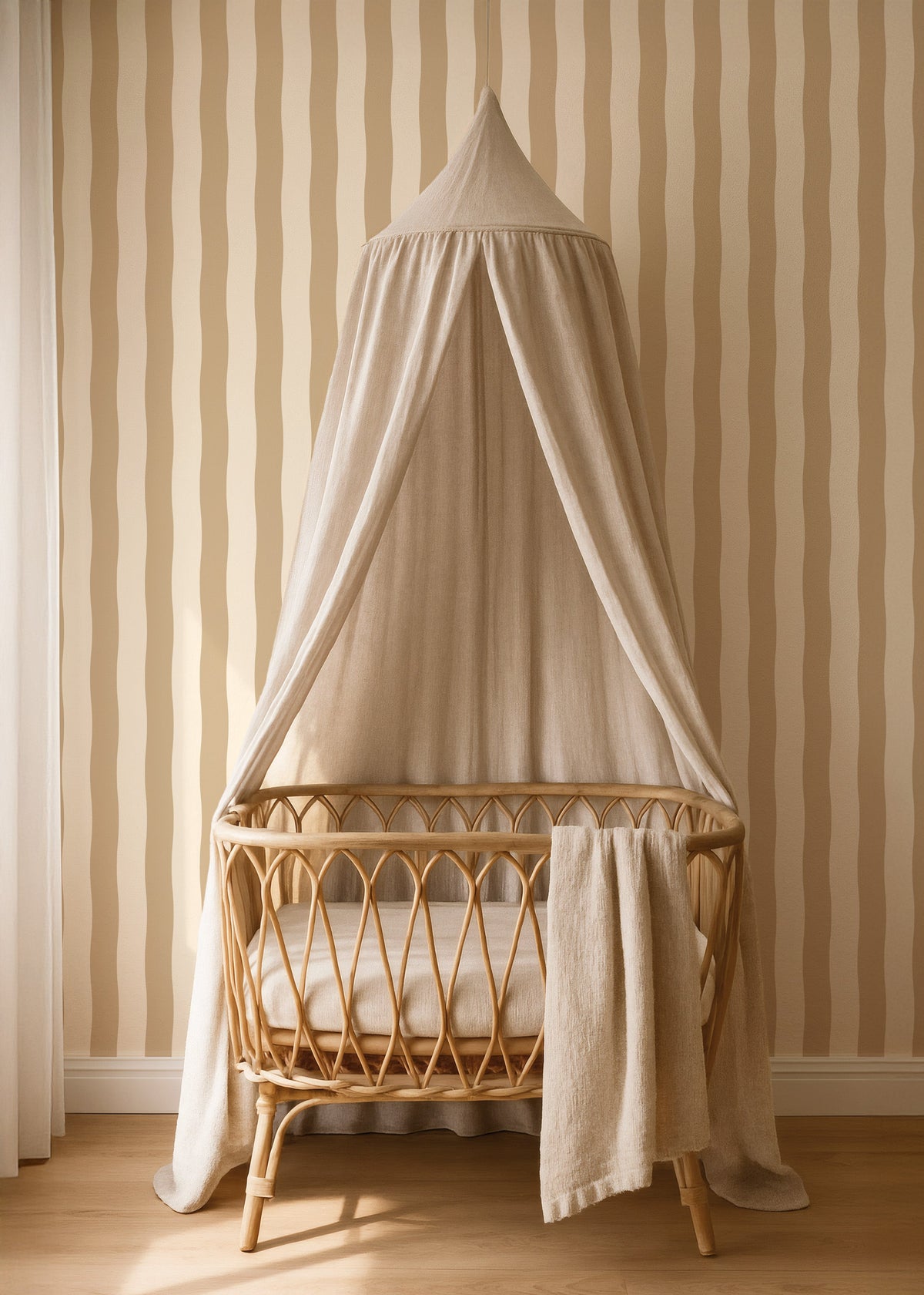 Rotan wieg met lichte hemel voor Wavy Stripes butter behang